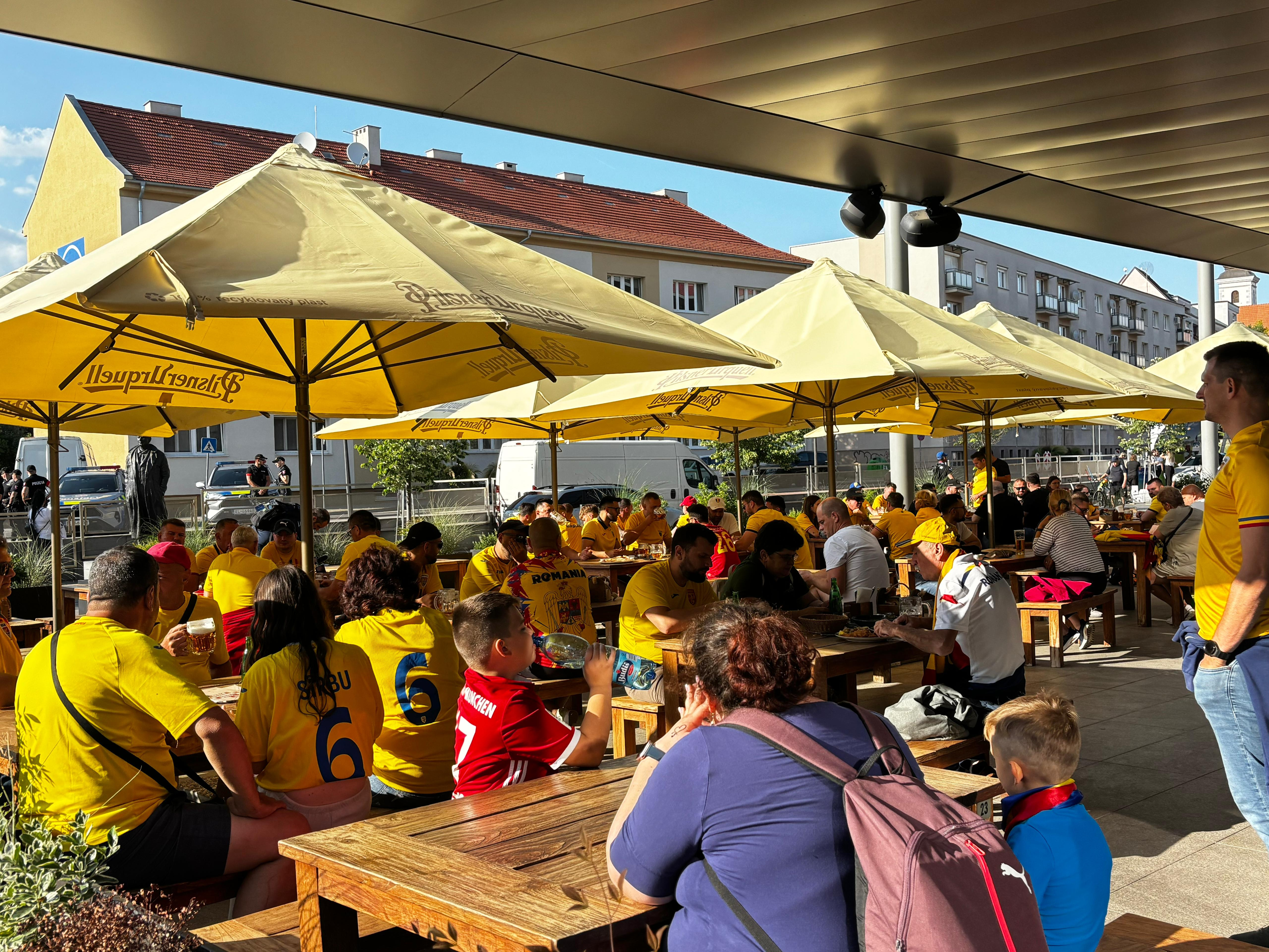 Zidul Galben e peste tot! Fanii rom&acirc;ni au acaparat Trnava &icirc;nainte de duelul cu Italia | Corespondență din Slovacia