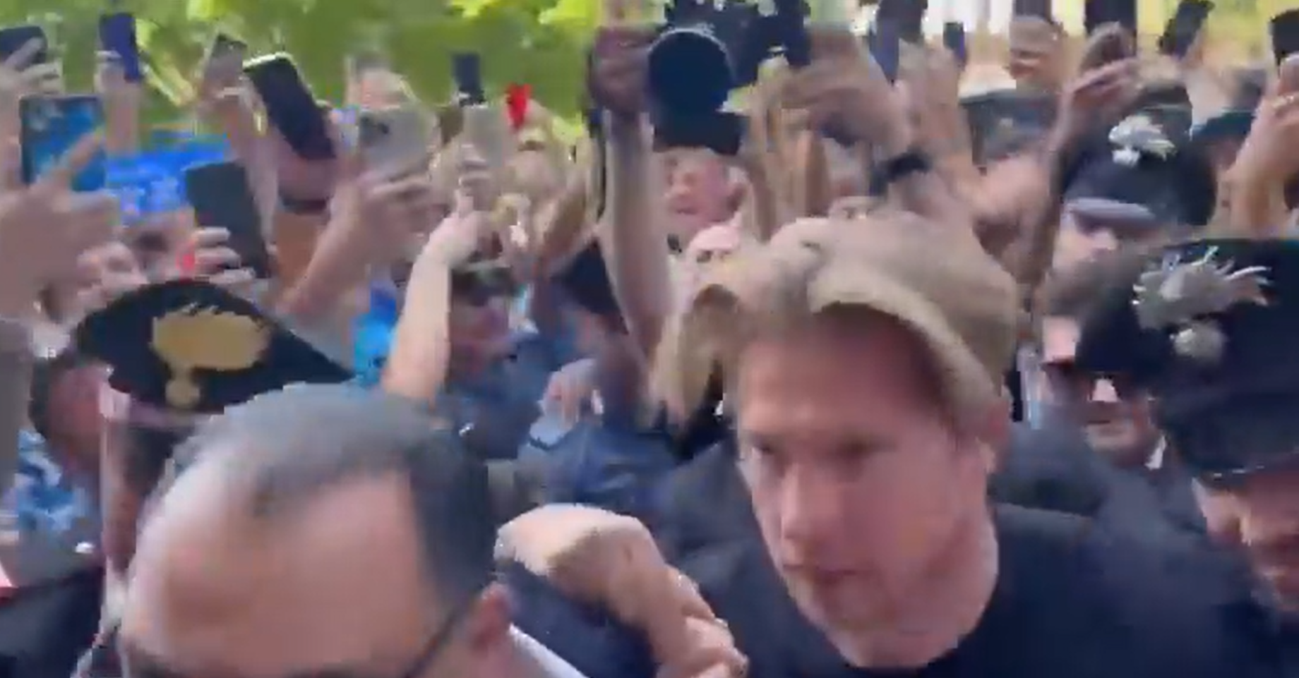 Maradona 2.0: Fanii lui Napoli s-au călcat &icirc;n picioare pentru a-l vedea pe De Bruyne