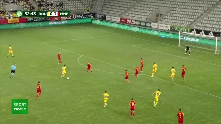 EURO U19 | România - Muntenegru. Vermeșan îl testează pe Milovic cu o lovitură de cap în minutul 33