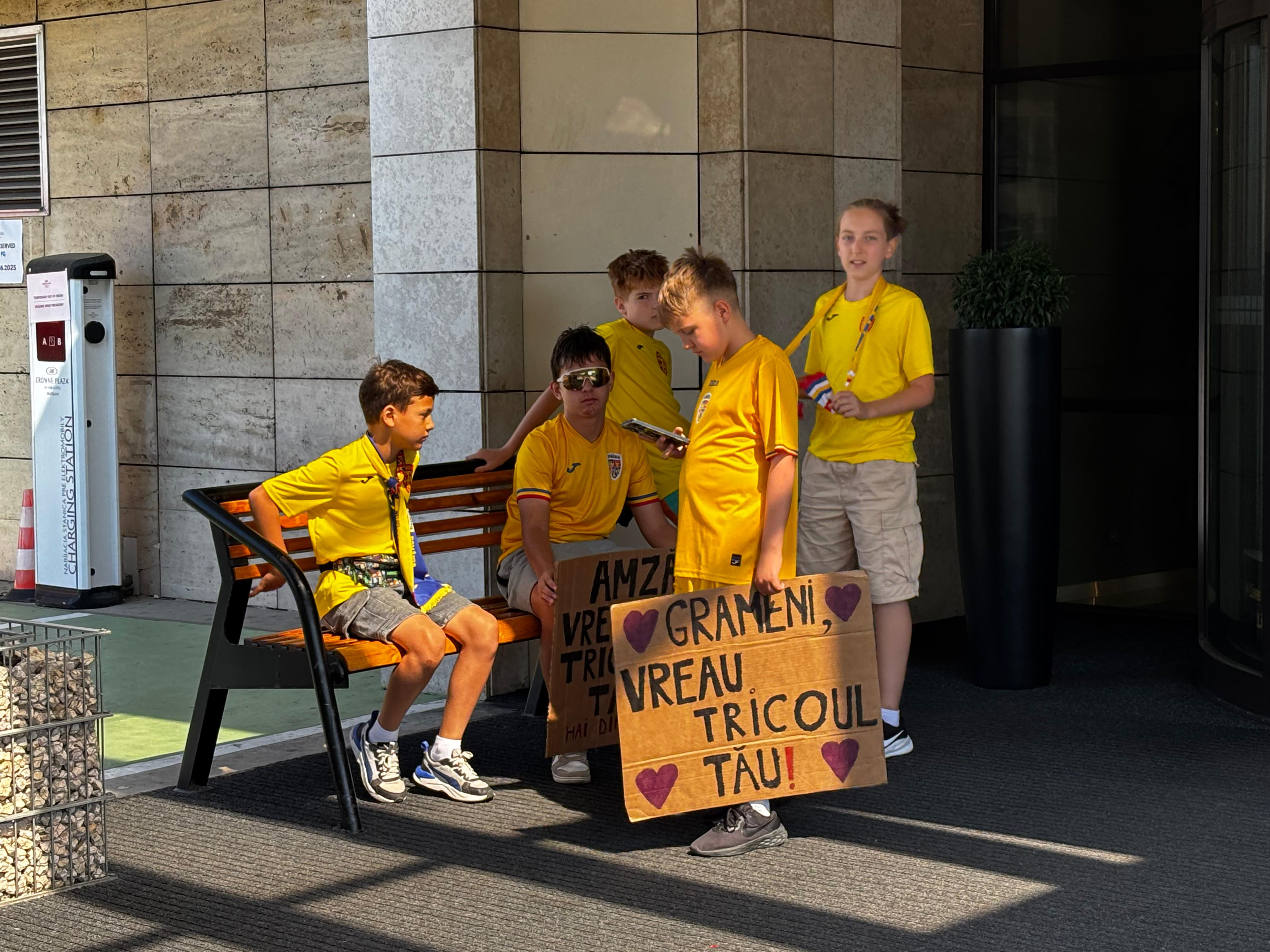 Corespondență din Slovacia | Cum s-au pregătit copiii &icirc;nainte de Rom&acirc;nia - Spania de la U21: &rdquo;Louis, poți să-mi dai tricoul tău, te rog?&rdquo;