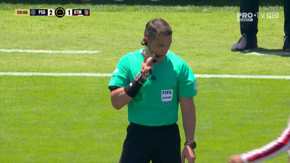&rdquo;Mă auziți?! Merge acum&rdquo;. Istvan Kovacs, chemat la VAR &icirc;n PSG - Atletico Madrid. Ce a urmat i-a &icirc;nfuriat pe spanioli