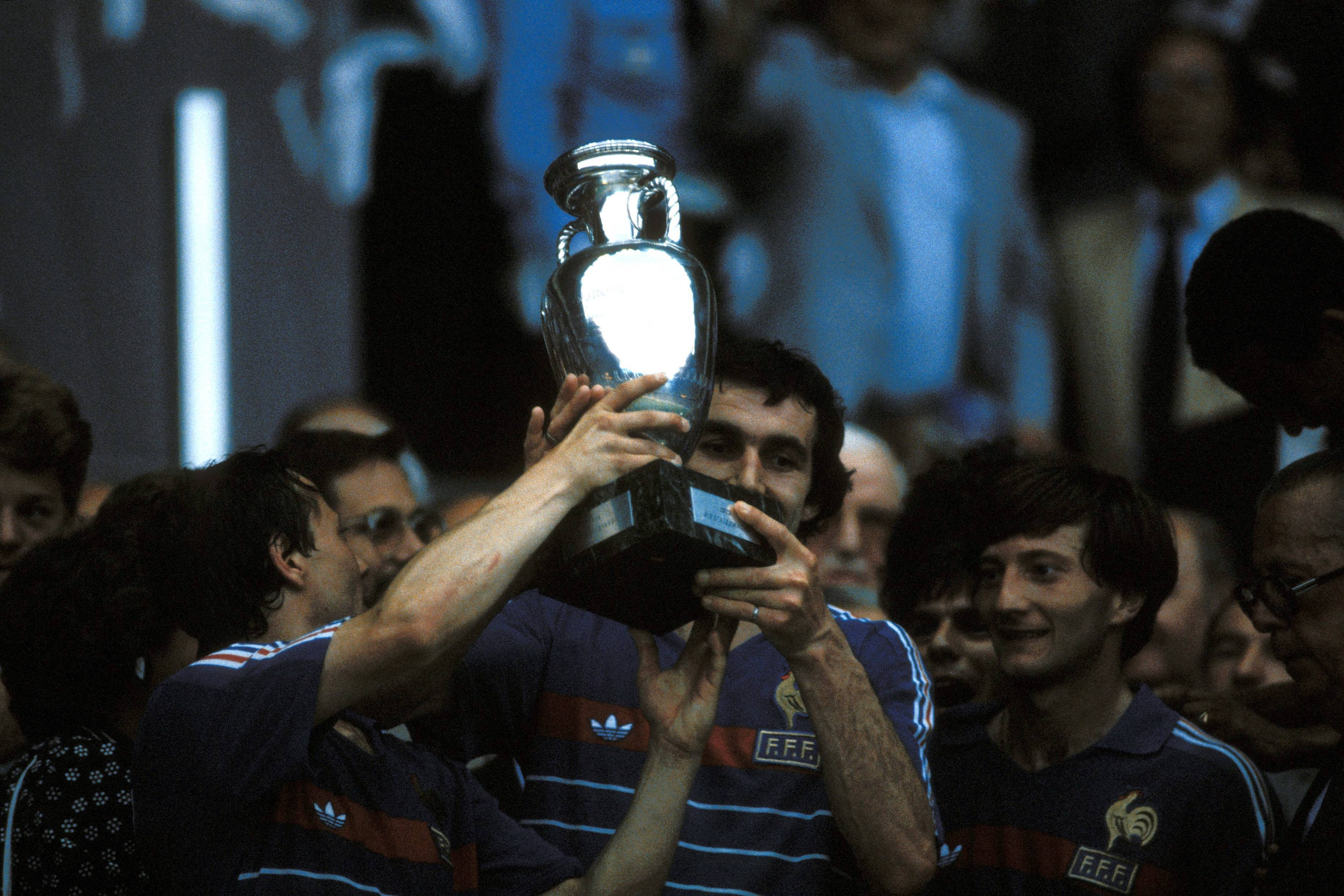 A murit Bernard Lacombe, unul dintre cei mai mari atacanți din fotbalul francez, campion european și legendă la Olympique Lyon și Bordeaux!