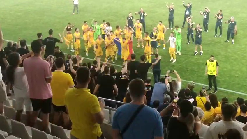 Atmosferă nebună pe &rdquo;Arcul de Triumf&rdquo;! Tricolorii U19 au sărbătorit alături de fani calificarea &icirc;n semifinalele Europeanului