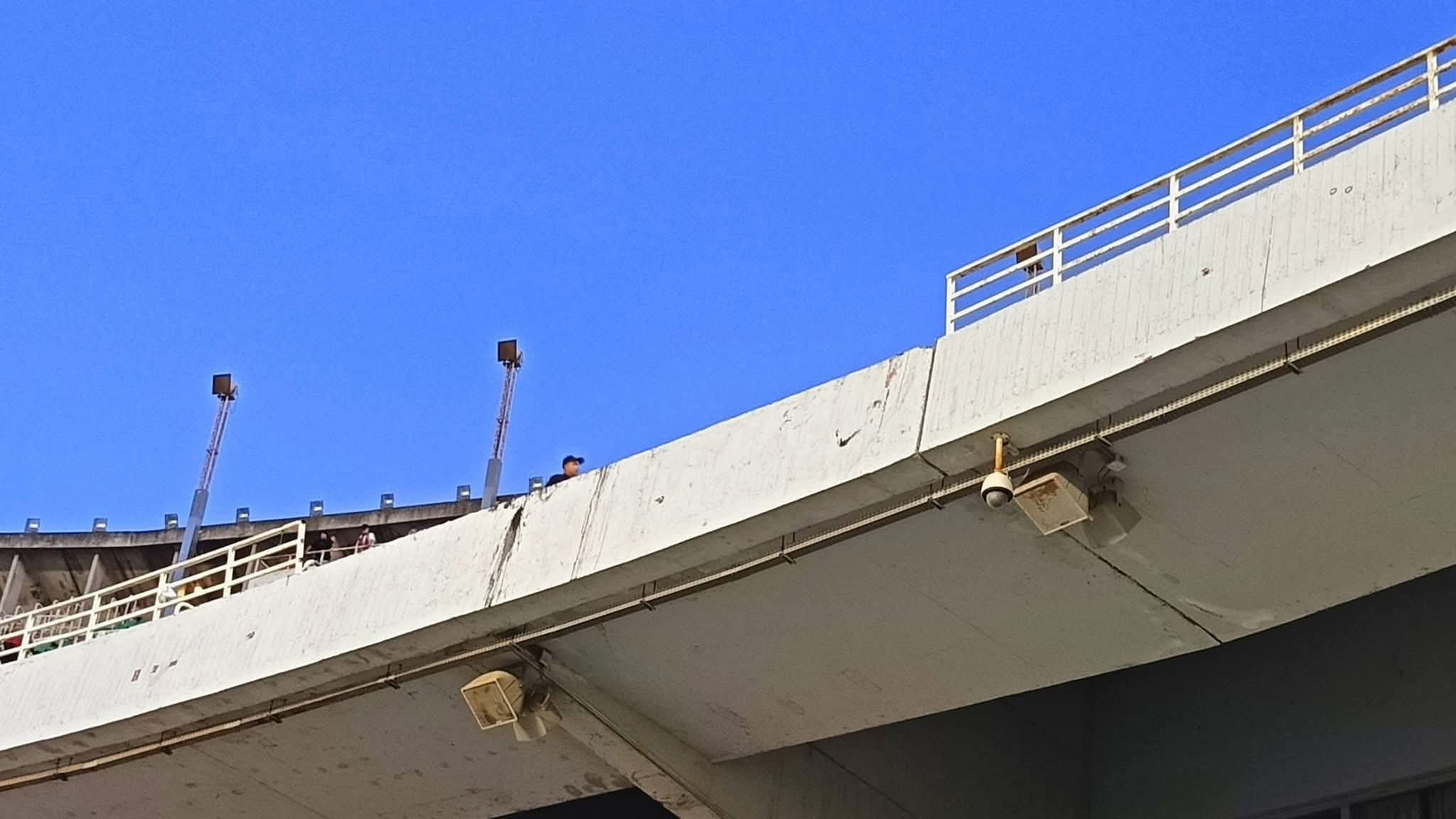 Sărbătoarea de pe stadion s-a transformat &icirc;n coșmar! Trei fani au murit după ce au căzut &icirc;n gol la meciul de titlu