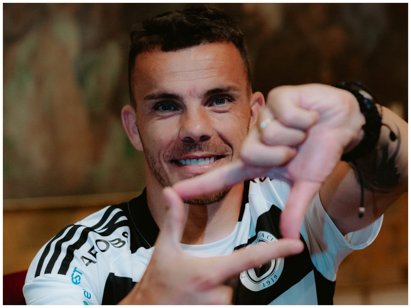 U Cluj și-a prezentat noile echipamente! Cum vor arăta &rdquo;șepcile roșii&rdquo; &icirc;n noul sezon