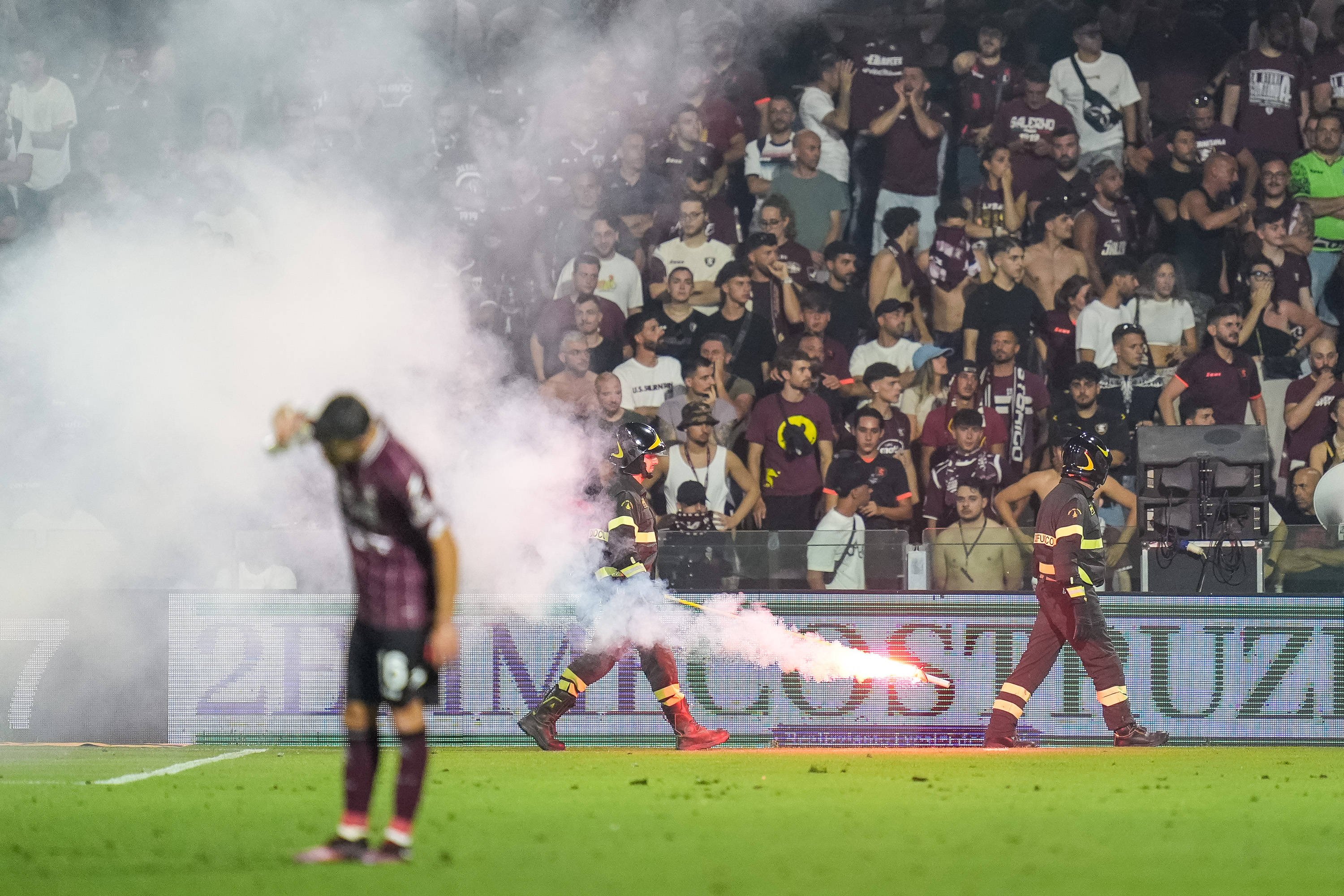 Barajul Salernitana - Sampdoria, echipele lui Radu Drăgușin, suspendat definitiv din cauza incidentelor! Decizia oficială: cine a retrogradat