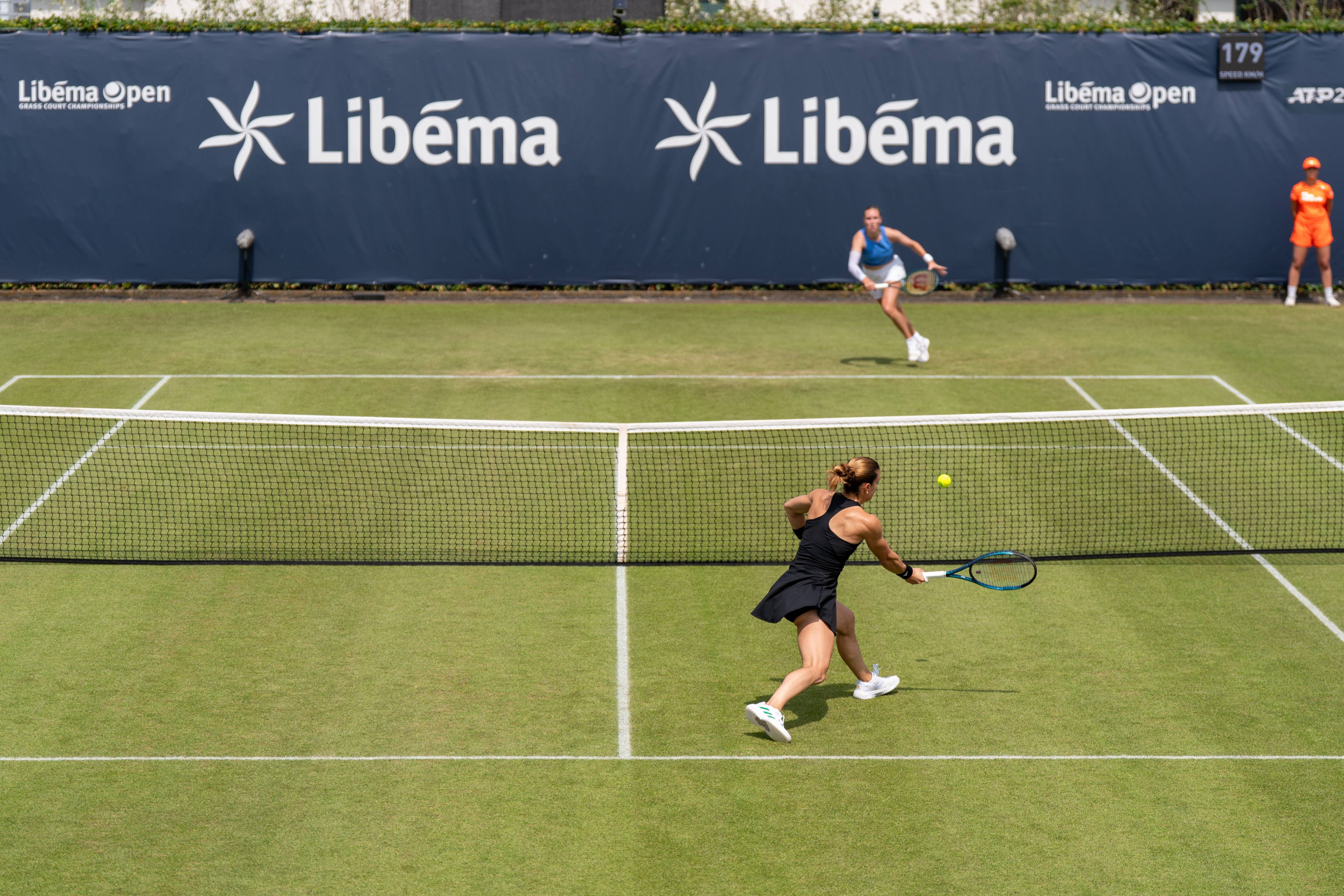 Ce amendă a impus WTA pentru Sakkari și Putintseva, care s-au &icirc;njurat la fileu, după finalul partidei de la Bad Homburg