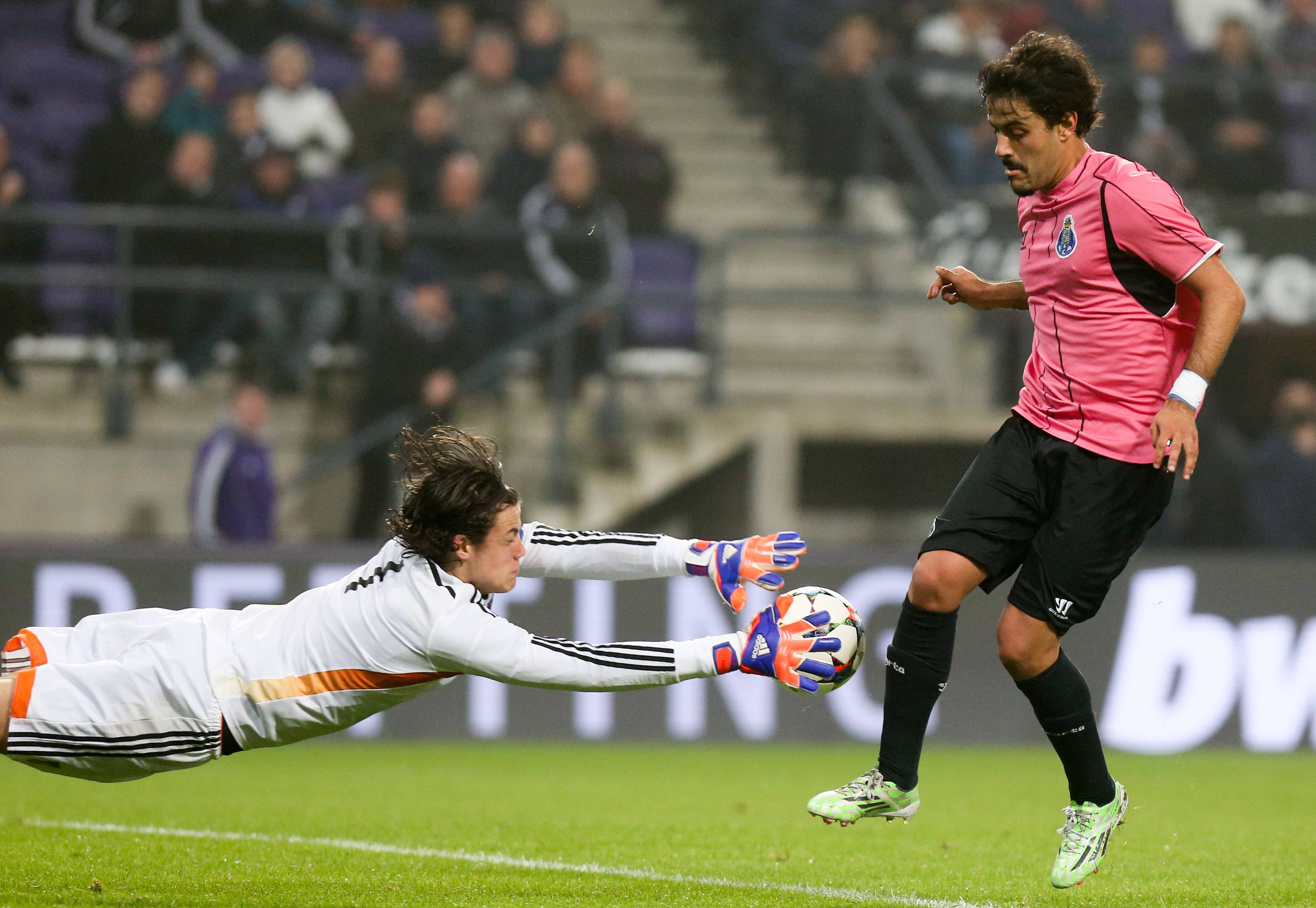 Un fotbalist portughez cu 52 de selecții și 9 goluri la națională a semnat azi cu o echipă din Rom&acirc;nia!