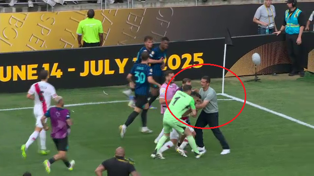 S-a lăsat cu scandal la finalul meciului Inter - River Plate. Cristi Chivu a sprintat 70 de metri să-l oprească