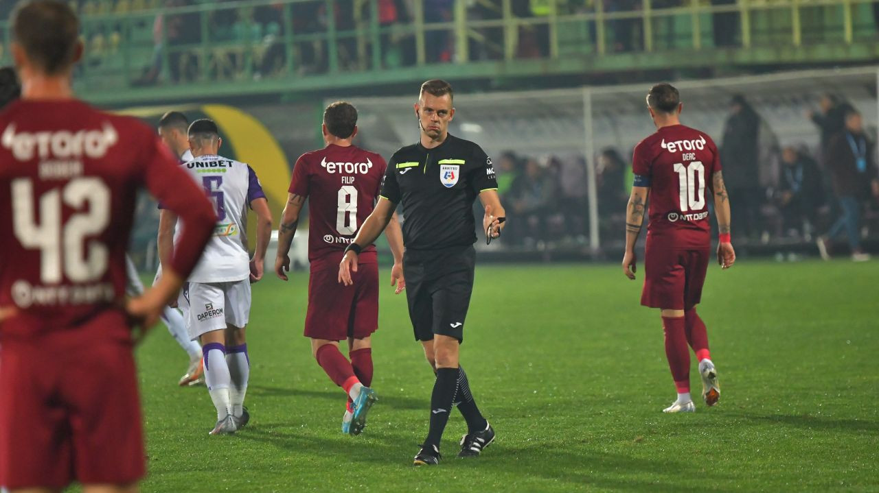 Arbitrul care a lăsat 12 oameni pe teren pentru Argeș a fost promovat &icirc;n lotul pentru Liga 1!