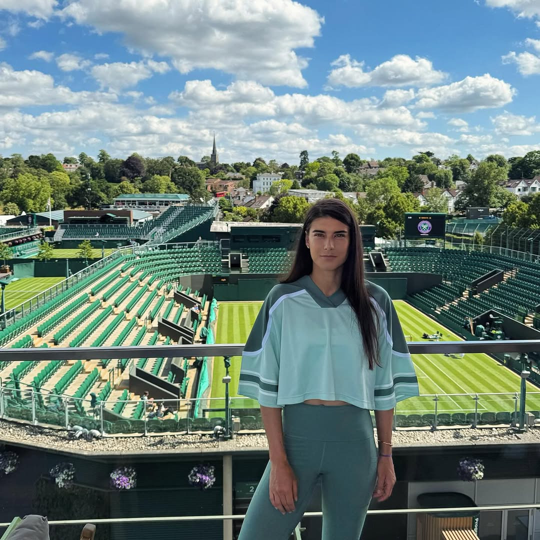 Sorana C&icirc;rstea, de ne&icirc;nvins &icirc;n proba de dublu, la Wimbledon 2025: ce minge &bdquo;extraterestră&rdquo; de set a c&acirc;știgat de una singură