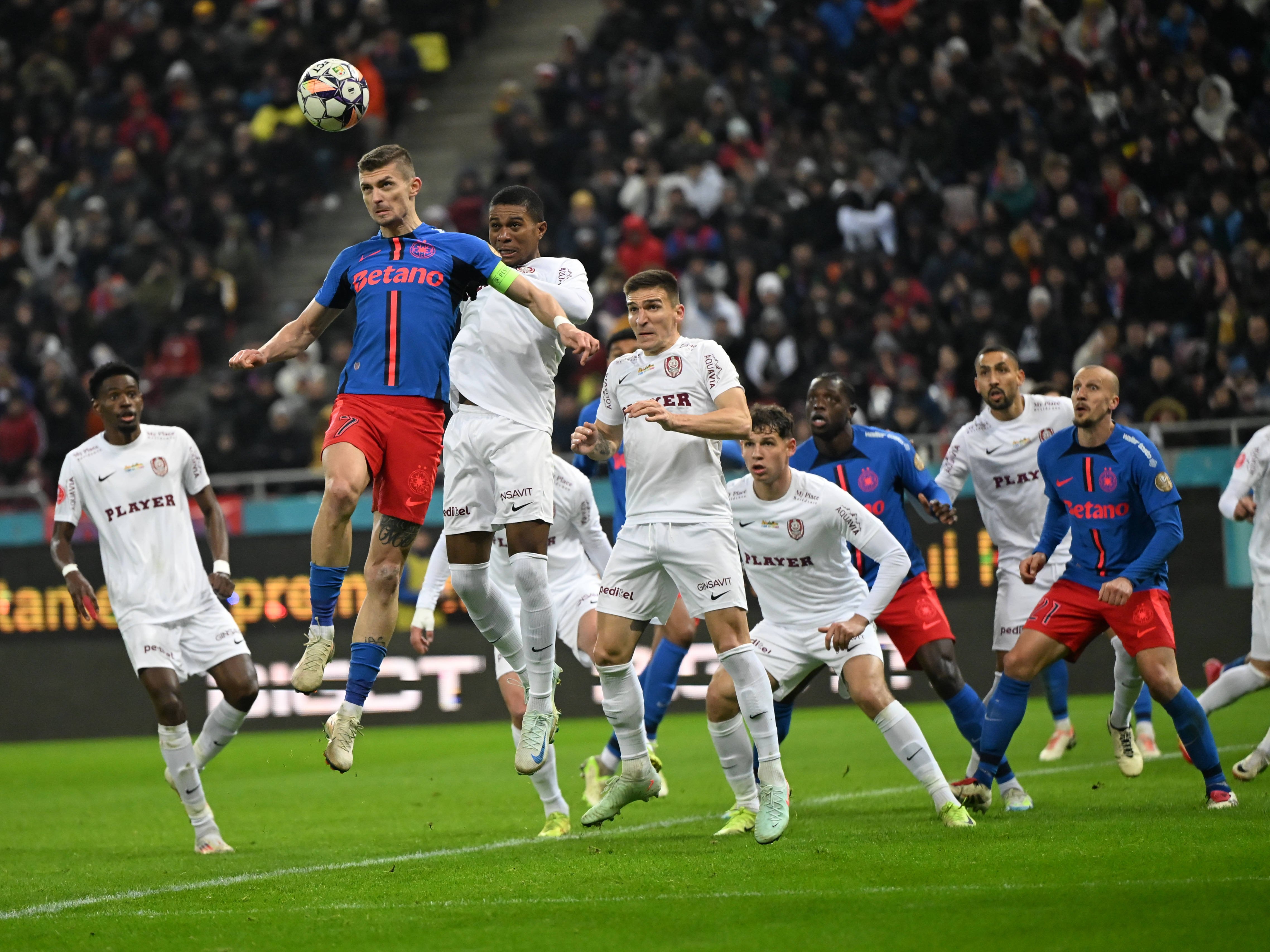 Nebunie &icirc;nainte de FCSB - CFR Cluj! Fotbalistul cu 300 de meciuri &icirc;n Italia a semnat