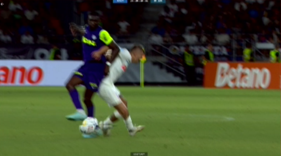 Nu a anulat golul CFR-ului chiar dacă a fost chemat la VAR! Faza la care jucătorul FCSB-ului a vrut fault