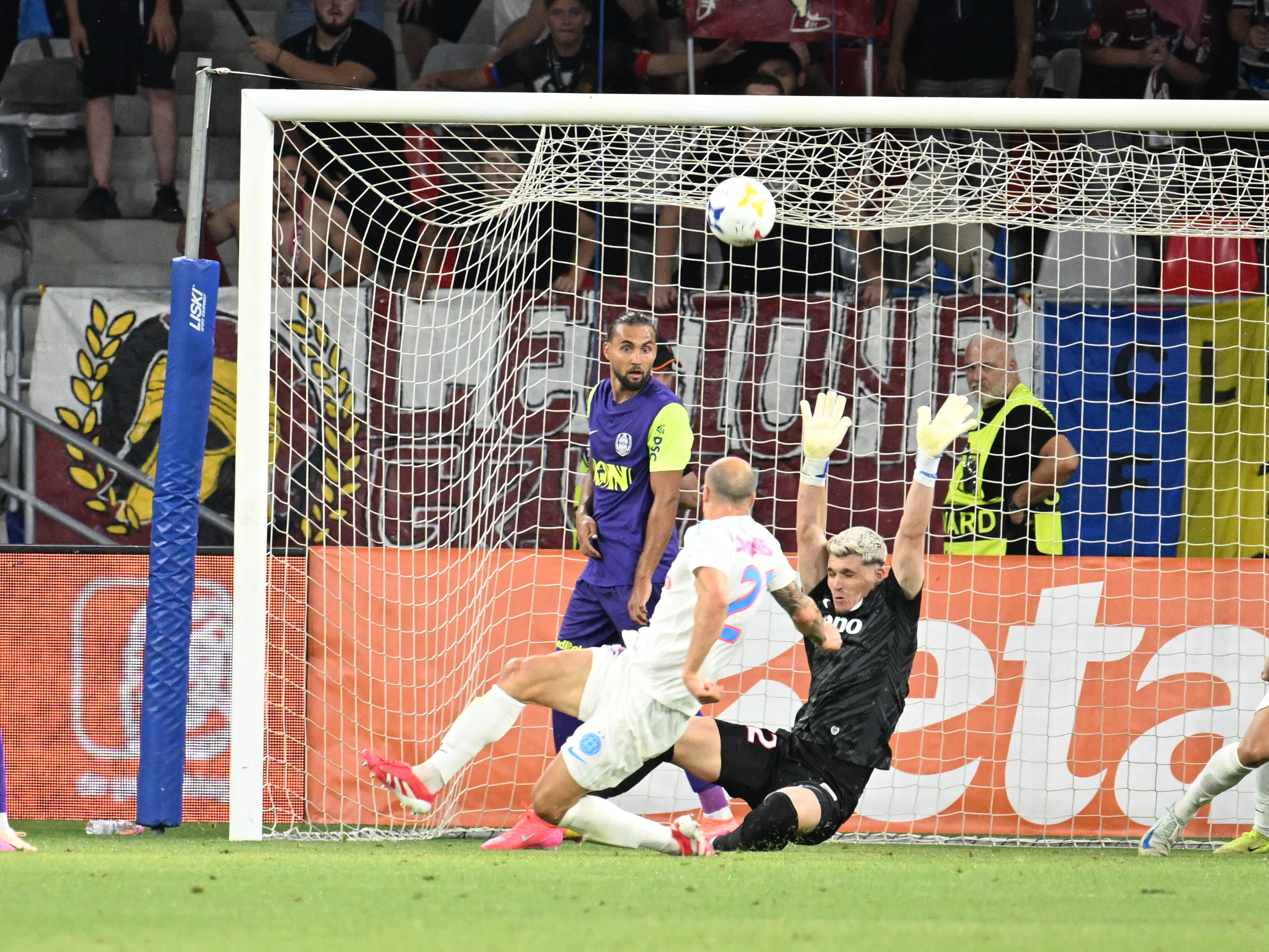 FCSB a luat Supercupa, dar un fost fundaș stelist e necruțător: Se vede că nu g&acirc;ndește!