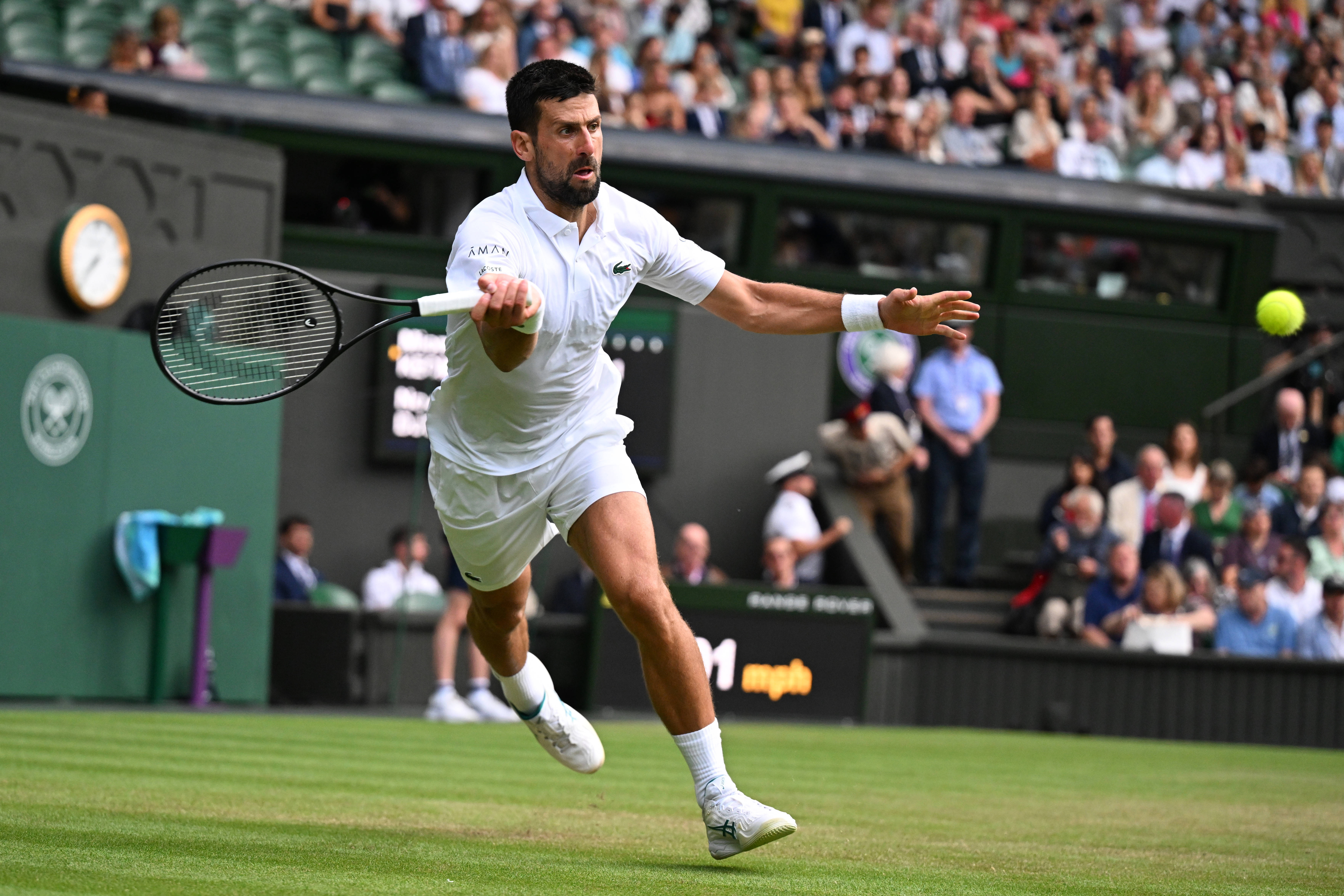 Novak Djokovic, o nouă demonstrație de forță la Wimbledon! A bifat și un 6-0 &icirc;n victoria cu numărul 100 pe iarba londoneză