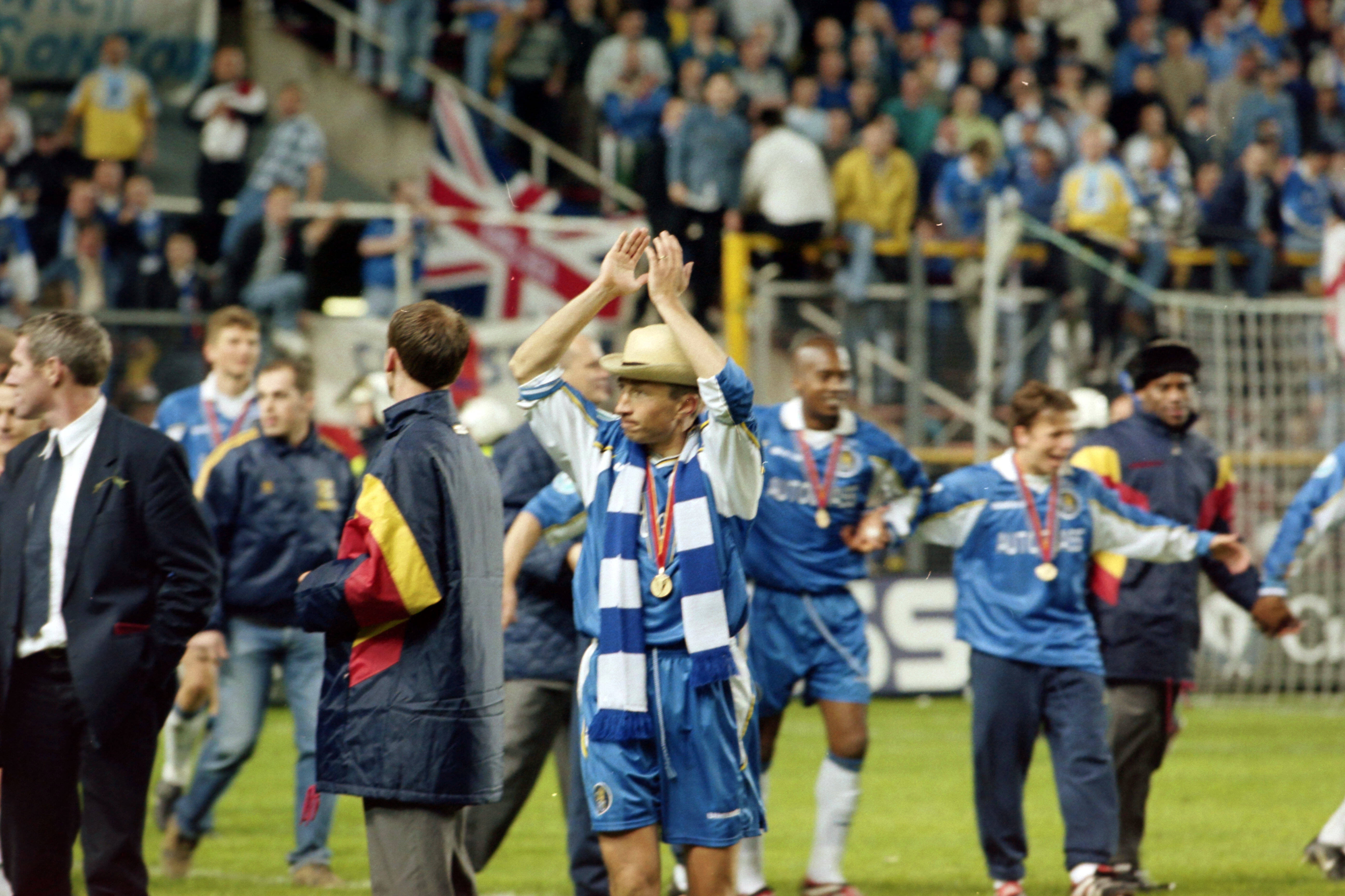 Rom&acirc;ni &icirc;n Premier League: de la reperul Dan Petrescu, la eșecurile de răsunet și prezentul numit Drăgușin