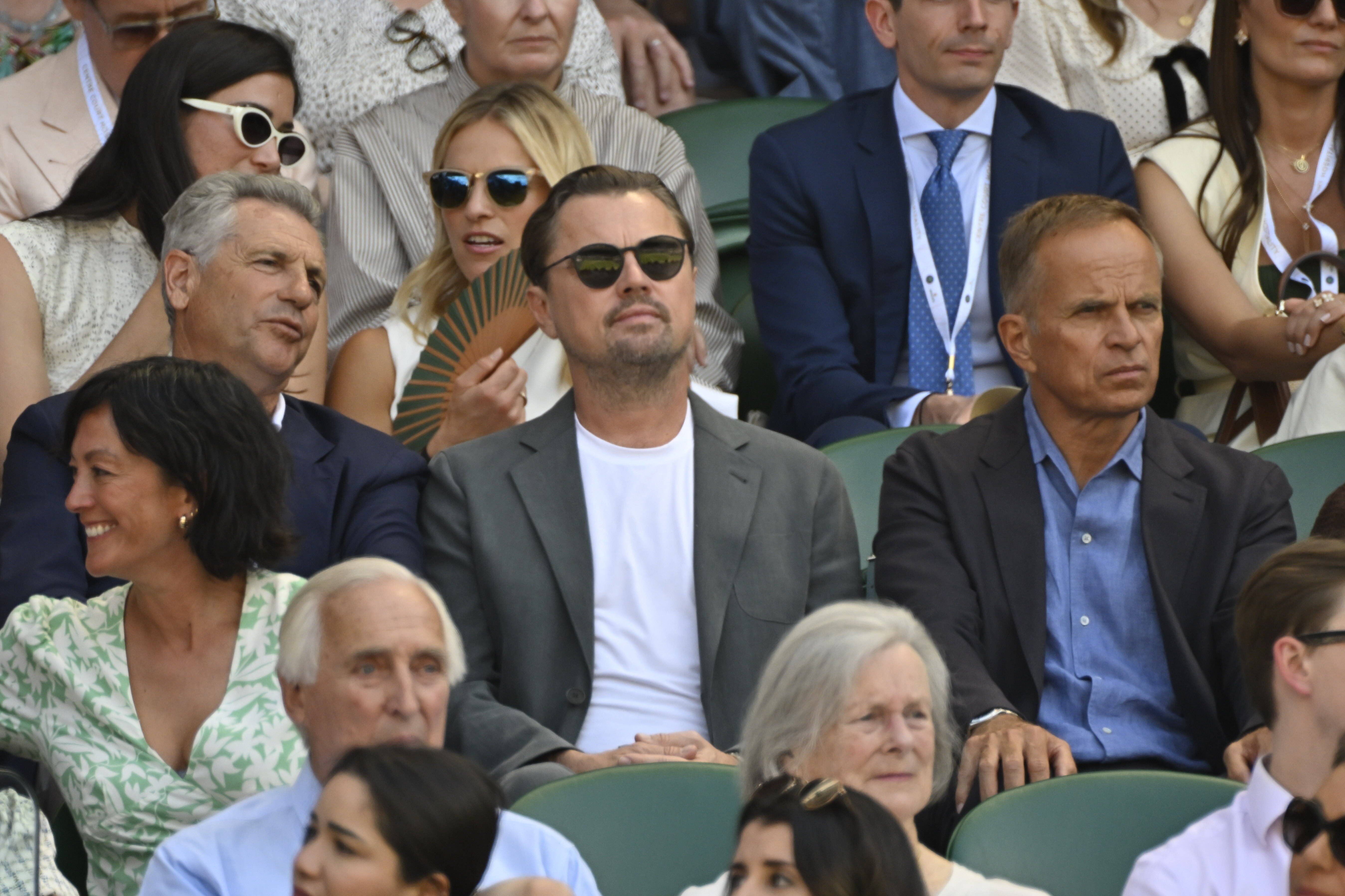 La Wimbledon, vedetele vin devreme: DiCaprio și &icirc;ncă doi actori de Oscar s-au &icirc;nt&acirc;lnit la semifinala Fritz - Alcaraz