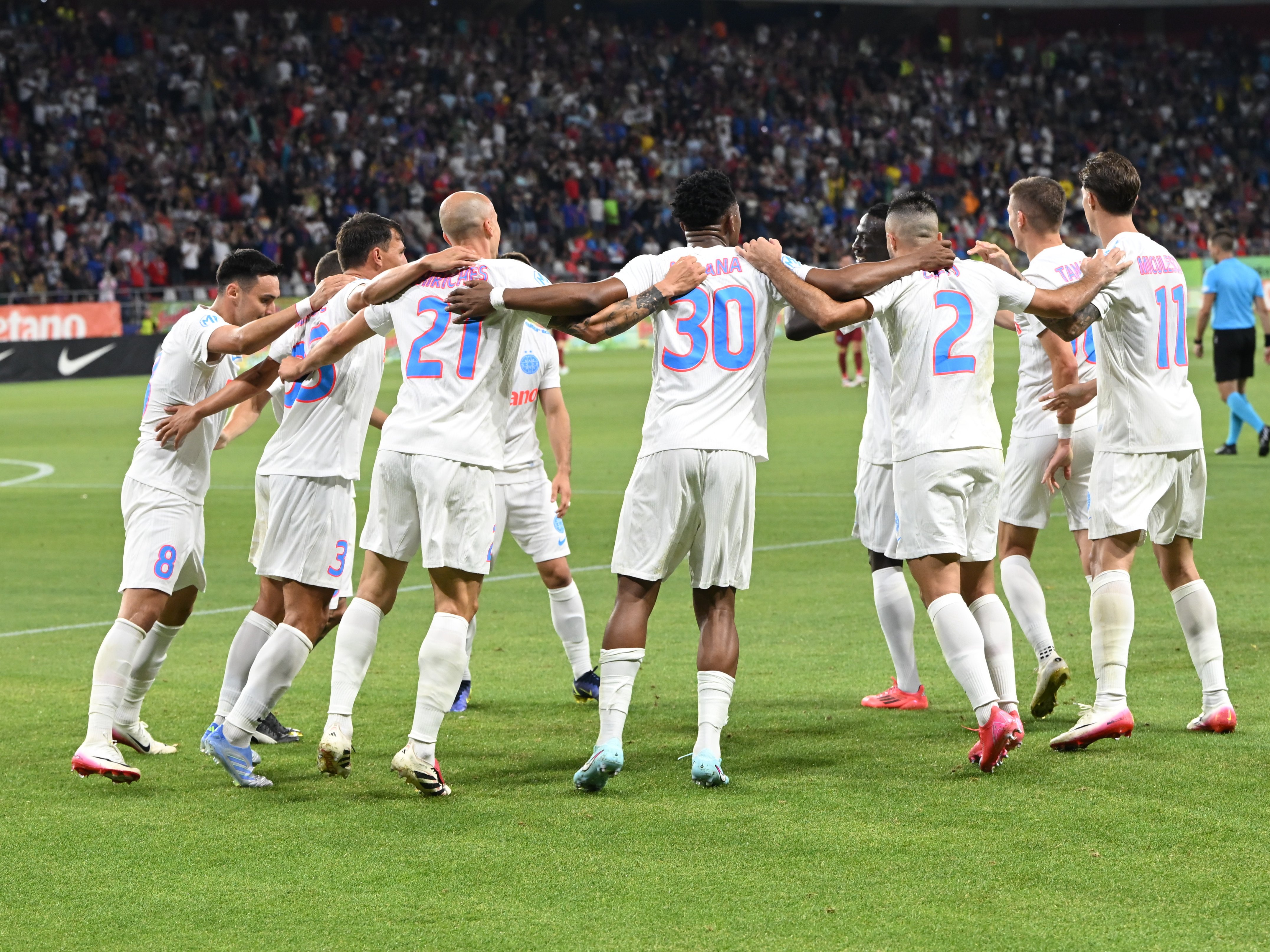 Așa arată echipele de start &icirc;n FCSB - FC Hermannstadt! Surpriză &icirc;n apărarea &bdquo;roș-albaștrilor&rdquo;
