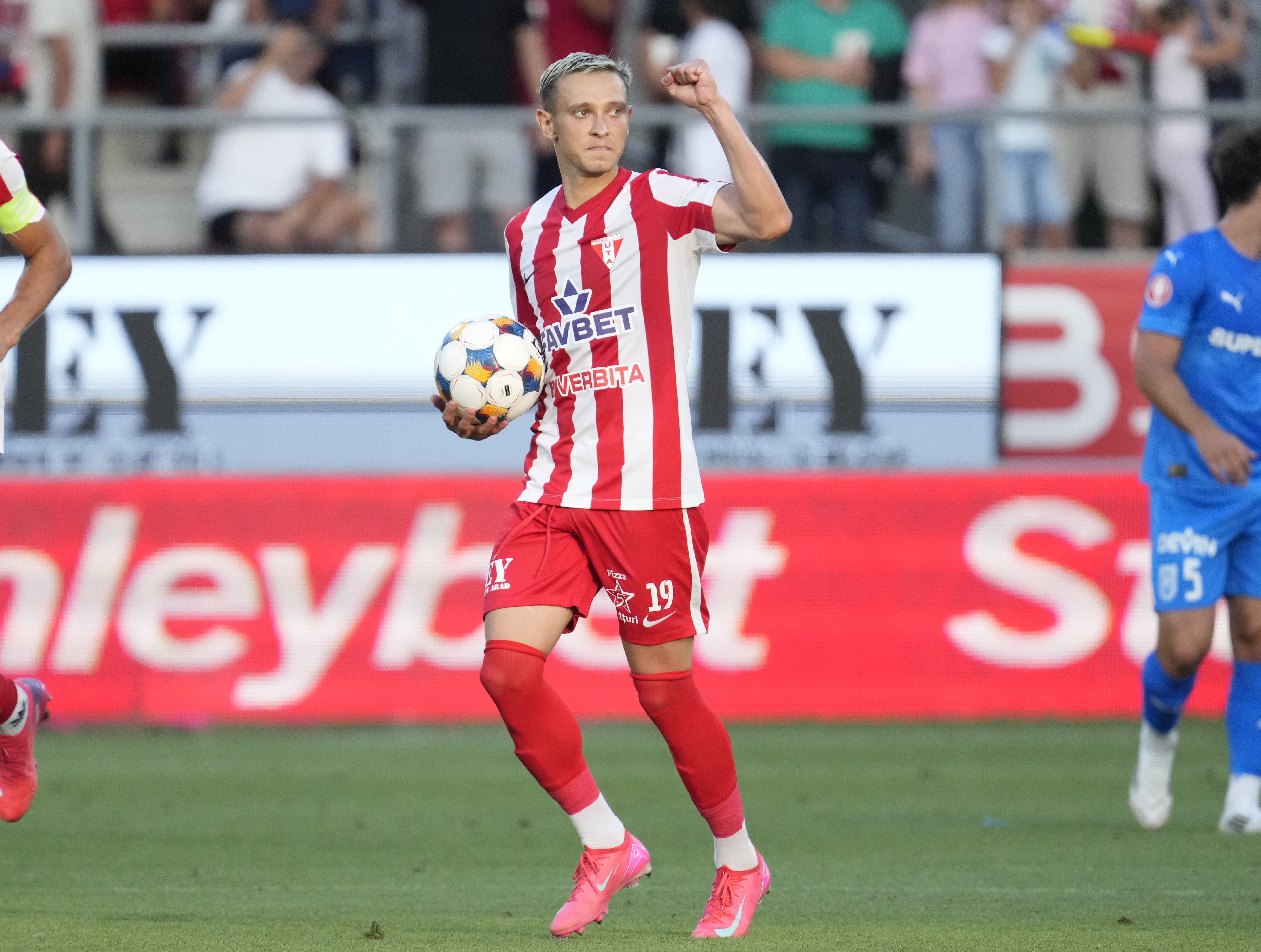 UTA Arad - Universitatea Craiova 3-3. Egal c&acirc;t o &icirc;nfr&acirc;ngere pentru echipa lui Mirel Rădoi
