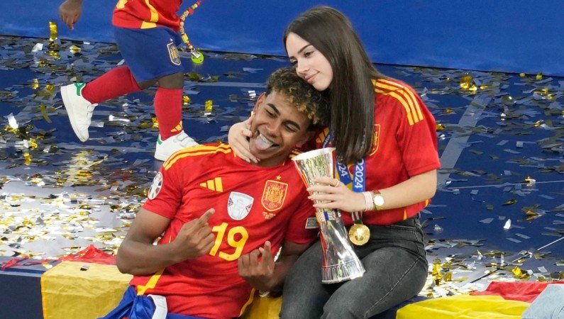 Cine au fost femeile din jurul lui Lamine Yamal la majoratul starului Barcelonei. Petrecerea de 18 ani, fără telefoane mobile!