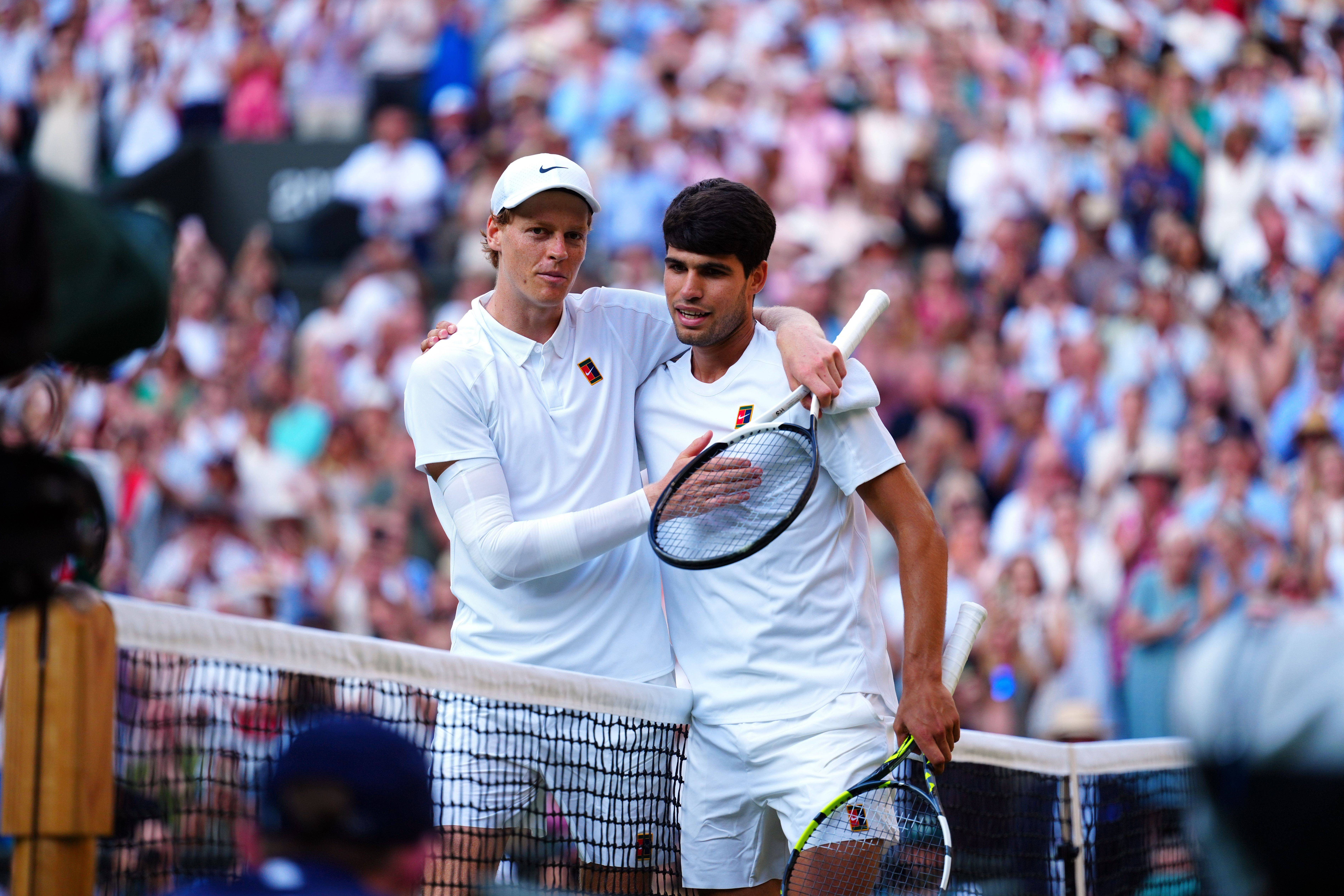 De asta sunt unde sunt: Alcaraz i-a dezvăluit lui Sinner ce a ajuns să facă &icirc;n vacanța de trei săptăm&acirc;ni de după Wimbledon