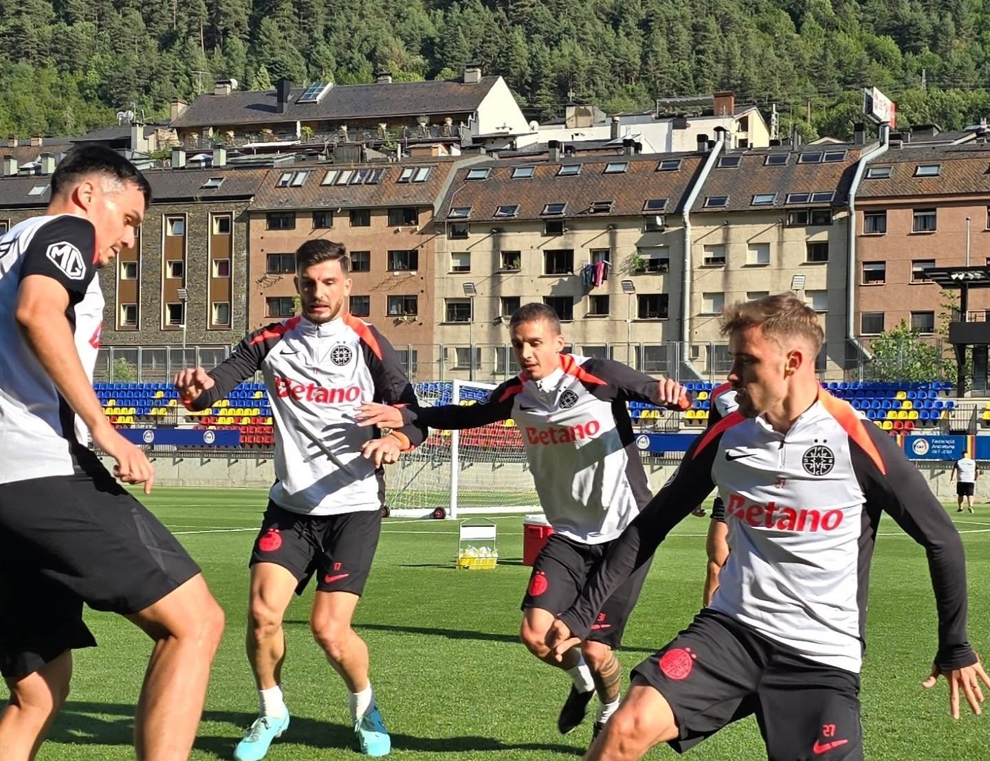 FCSB, antrenament &icirc;n umbra munților &icirc;nainte de meciul cu Inter Club d Escaldes
