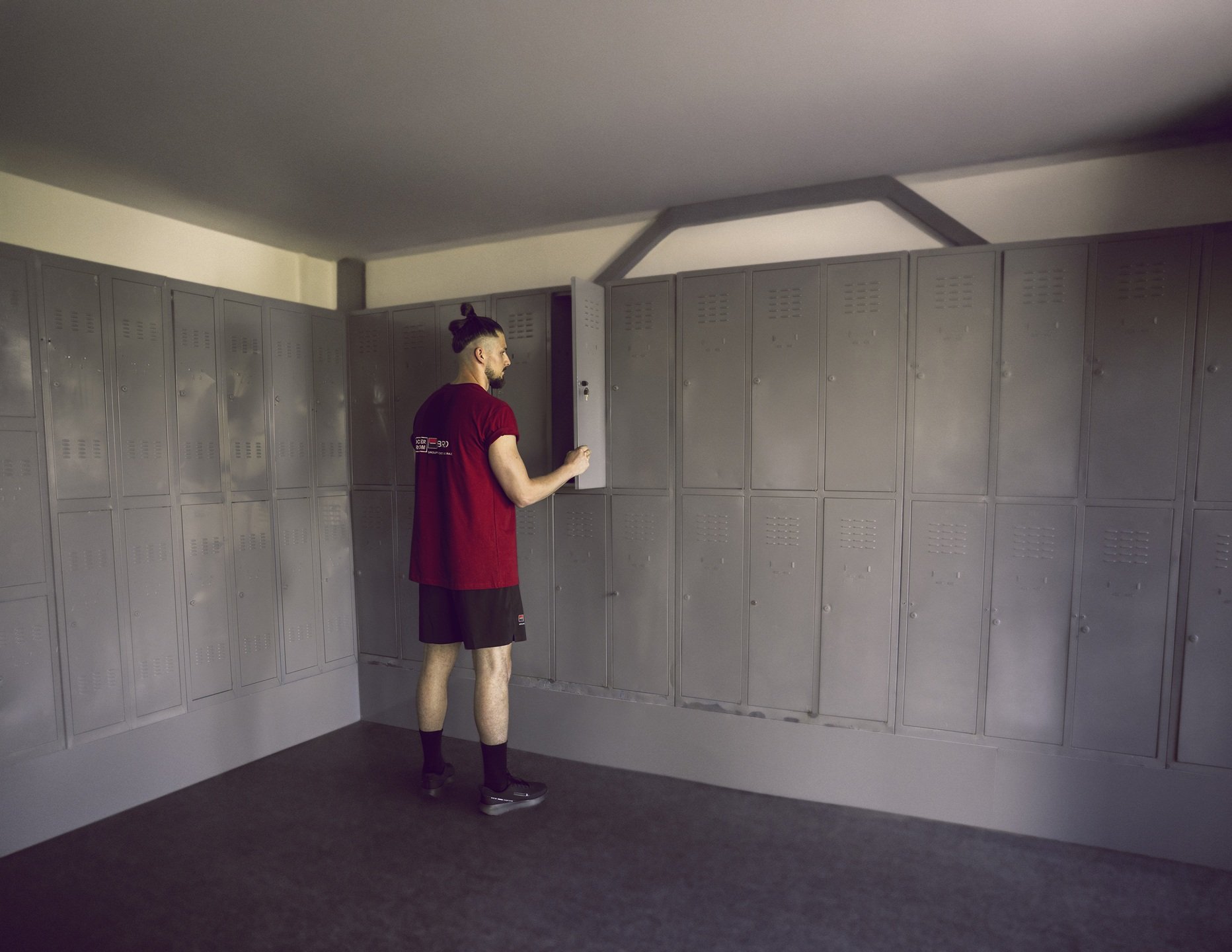 It07664 brd locker room radu dragusin