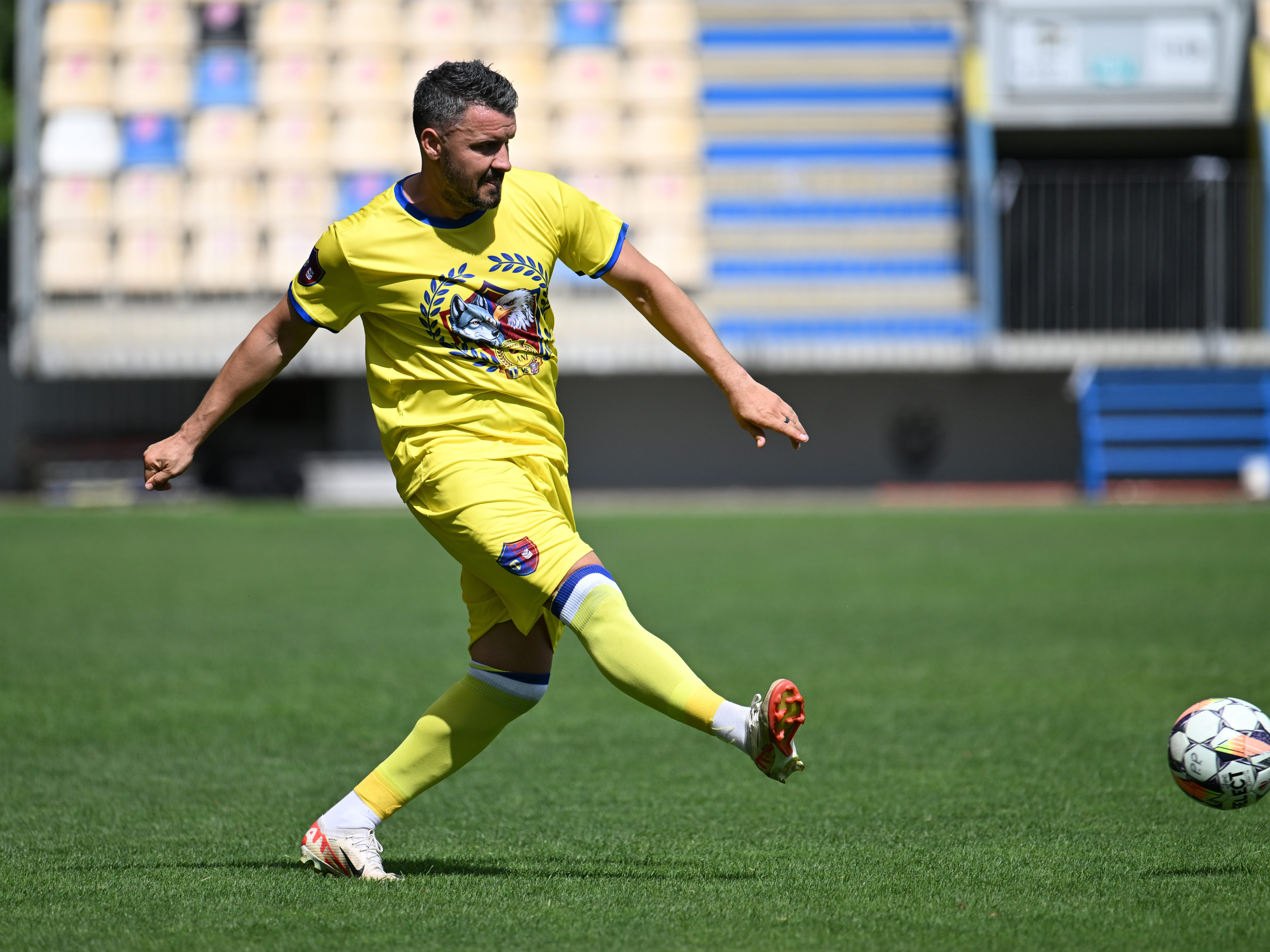 Budescu și Bălgrădean, fază epică! I-am zis stai &icirc;n poartă, mi-am luat ghete noi și i-am dat gol de la mijlocul terenului . Ce a urmat