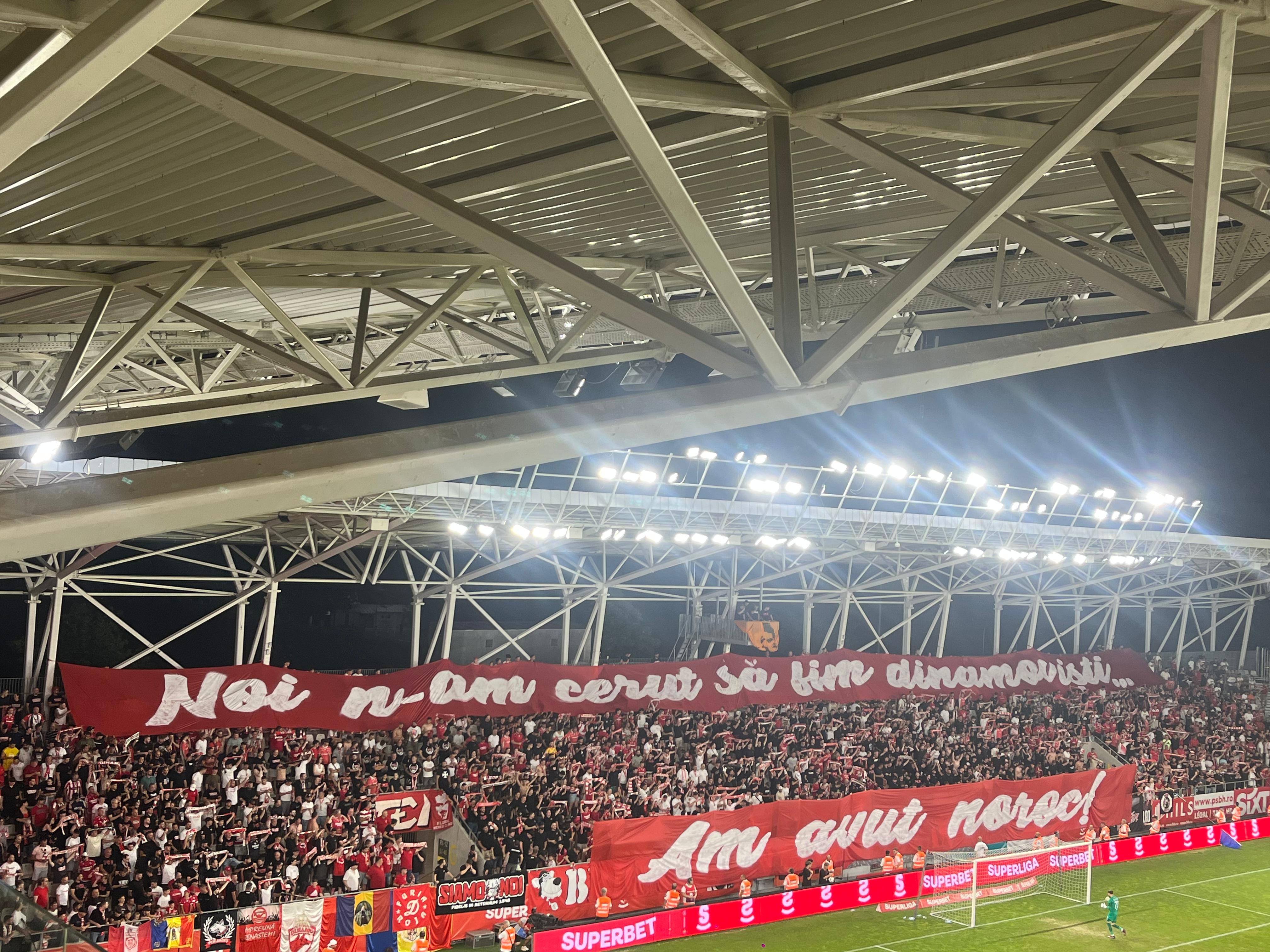 Show &icirc;n Superligă! Mesaj emoționant pe &rdquo;Arcul de Triumf&rdquo;: &bdquo;Noi n-am cerut să fim dinamoviști&rdquo;