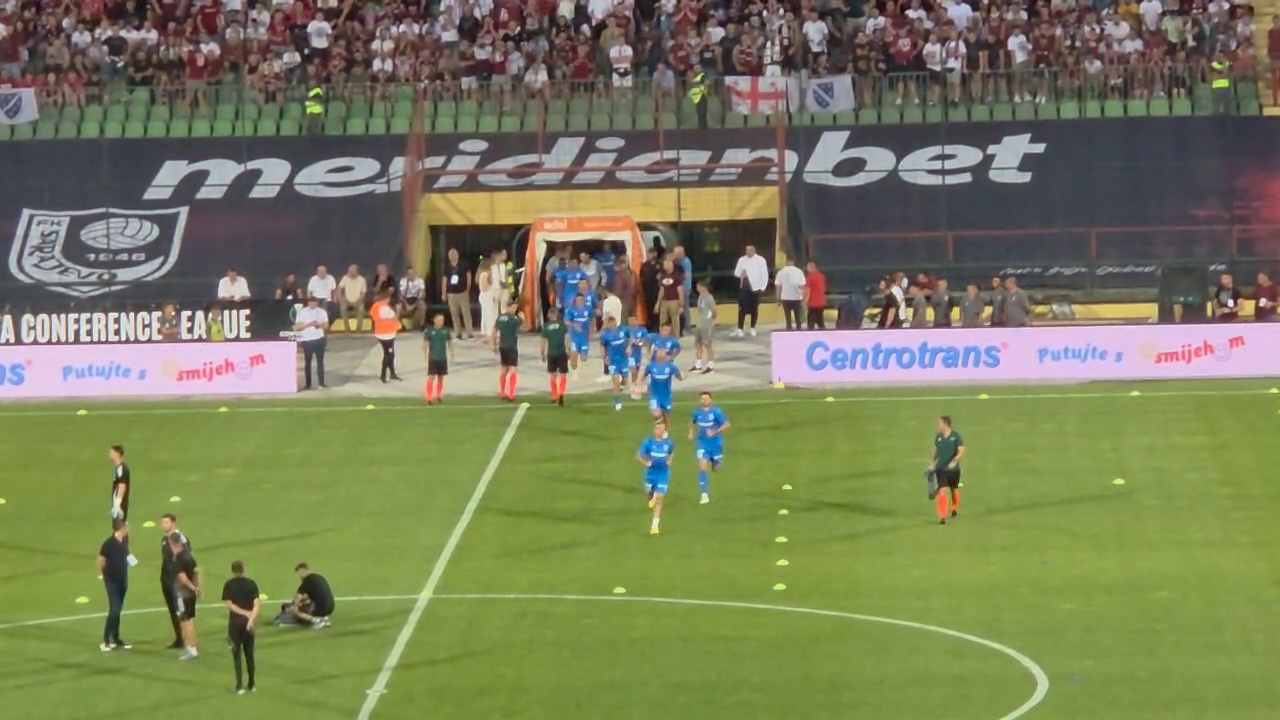 Reacția bosniacilor după ce jucătorii Craiovei au ieșit la &icirc;ncălzire &icirc;nainte de startul meciului de la Sarajevo