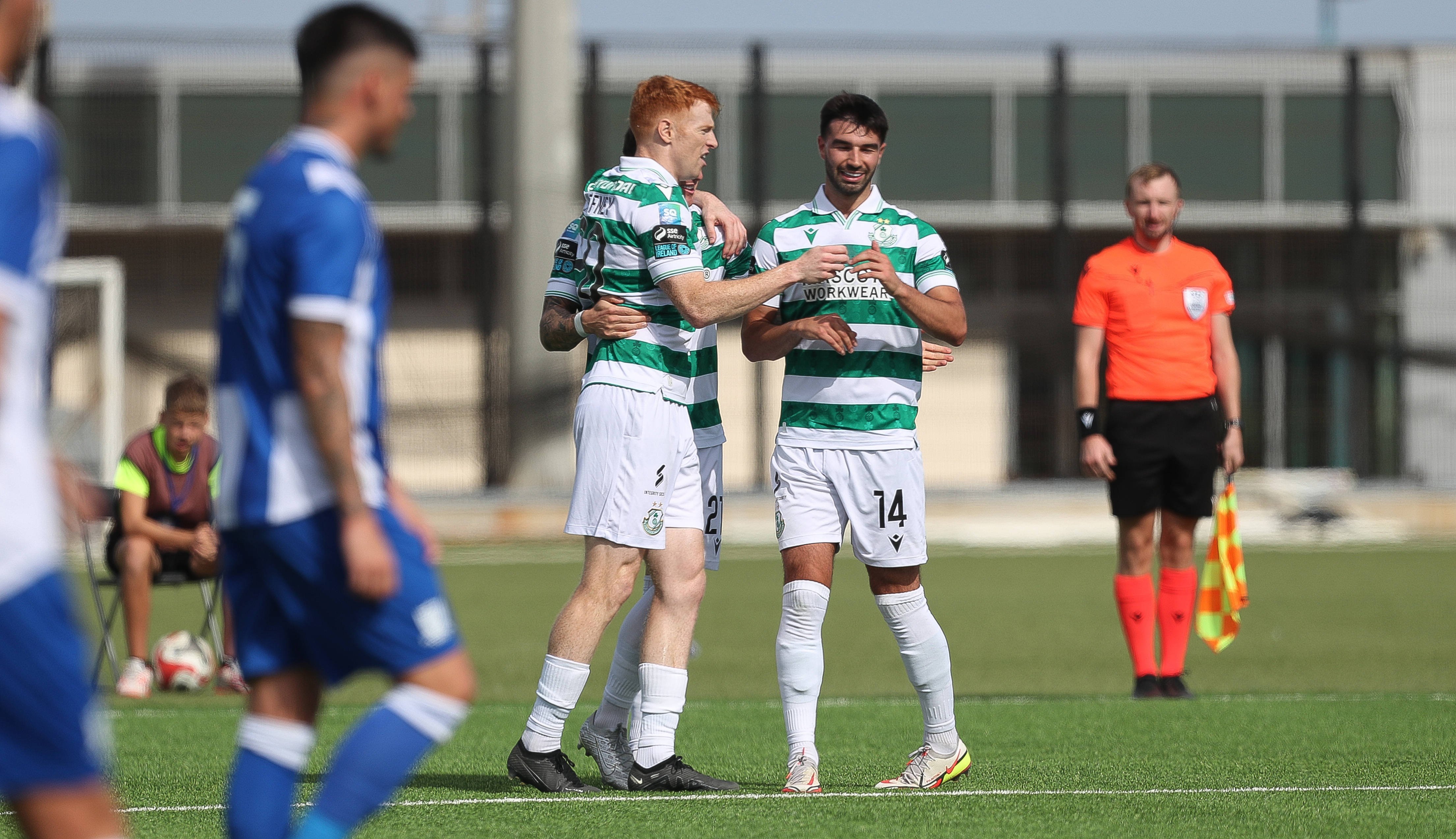 10 rom&acirc;ni din străinătate au jucat aseară &icirc;n Conference League: debut pentru Moruțan, gol, pasă de gol și penalty provocat!