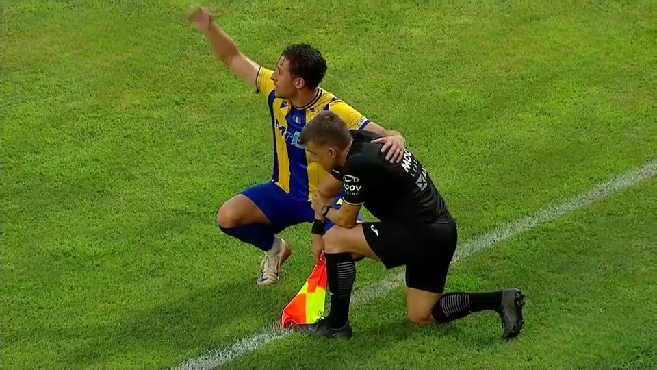 Ce situație! Arbitrul a suferit o accidentare horror la Metaloglobus &ndash; Petrolul