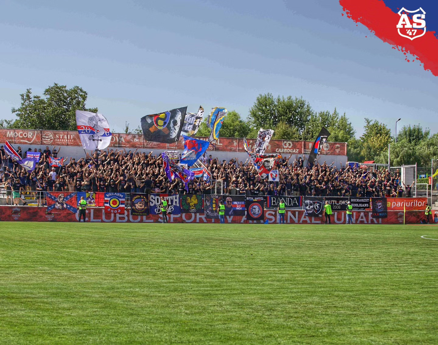 &Icirc;n ziua derby-ului Dinamo - FCSB, galeria și echipa Stelei au făcut show cu Arsenal!