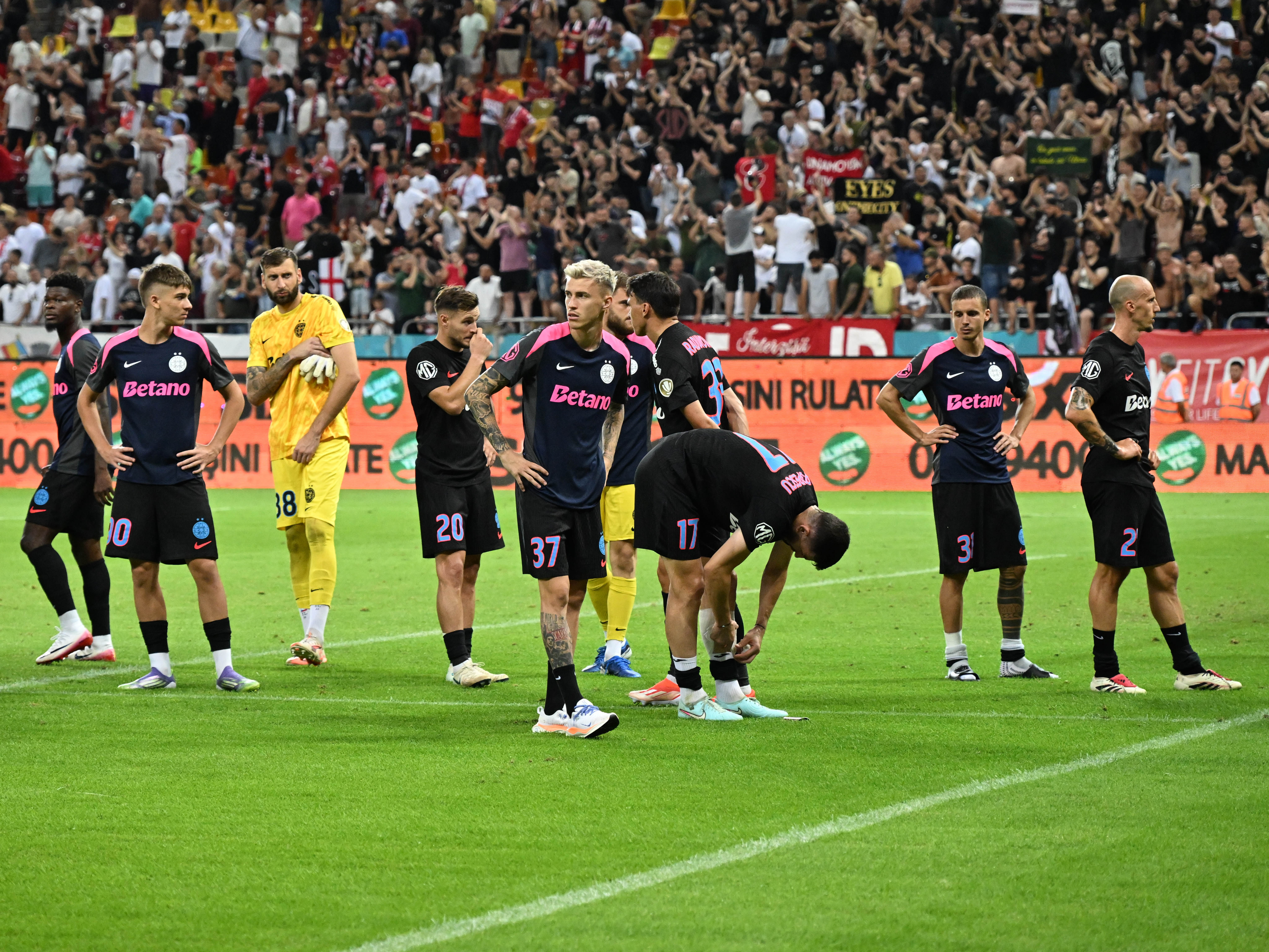 Au stat cu capul plecat și au &icirc;nghițit! Ce s-a &icirc;nt&acirc;mplat imediat după finalul derby-ului Dinamo &ndash; FCSB