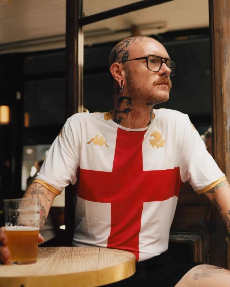 Plătit cu două beri să pozeze pentru Genoa, a devenit viral cu un tatuaj obscen: Tata e furios! Acum merit un tricou