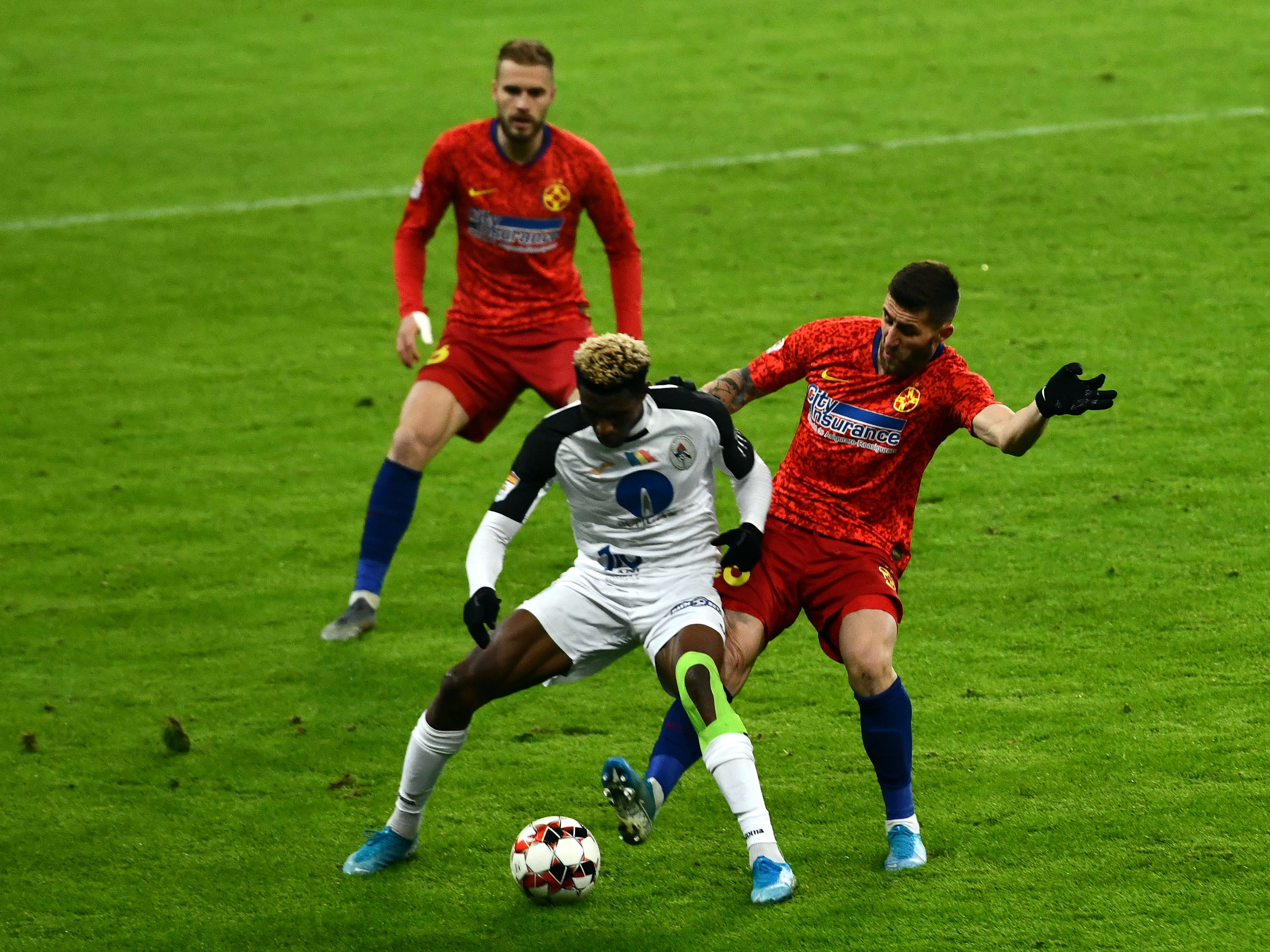 Deși se credea că s-a retras, revine și semnează &icirc;n Superliga