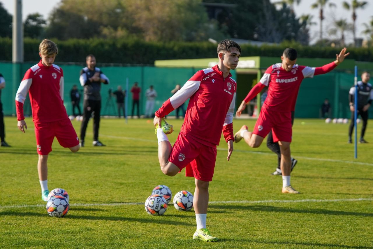 Plecare de la Dinamo! Fotbalistul a fost prezentat la noua echipă