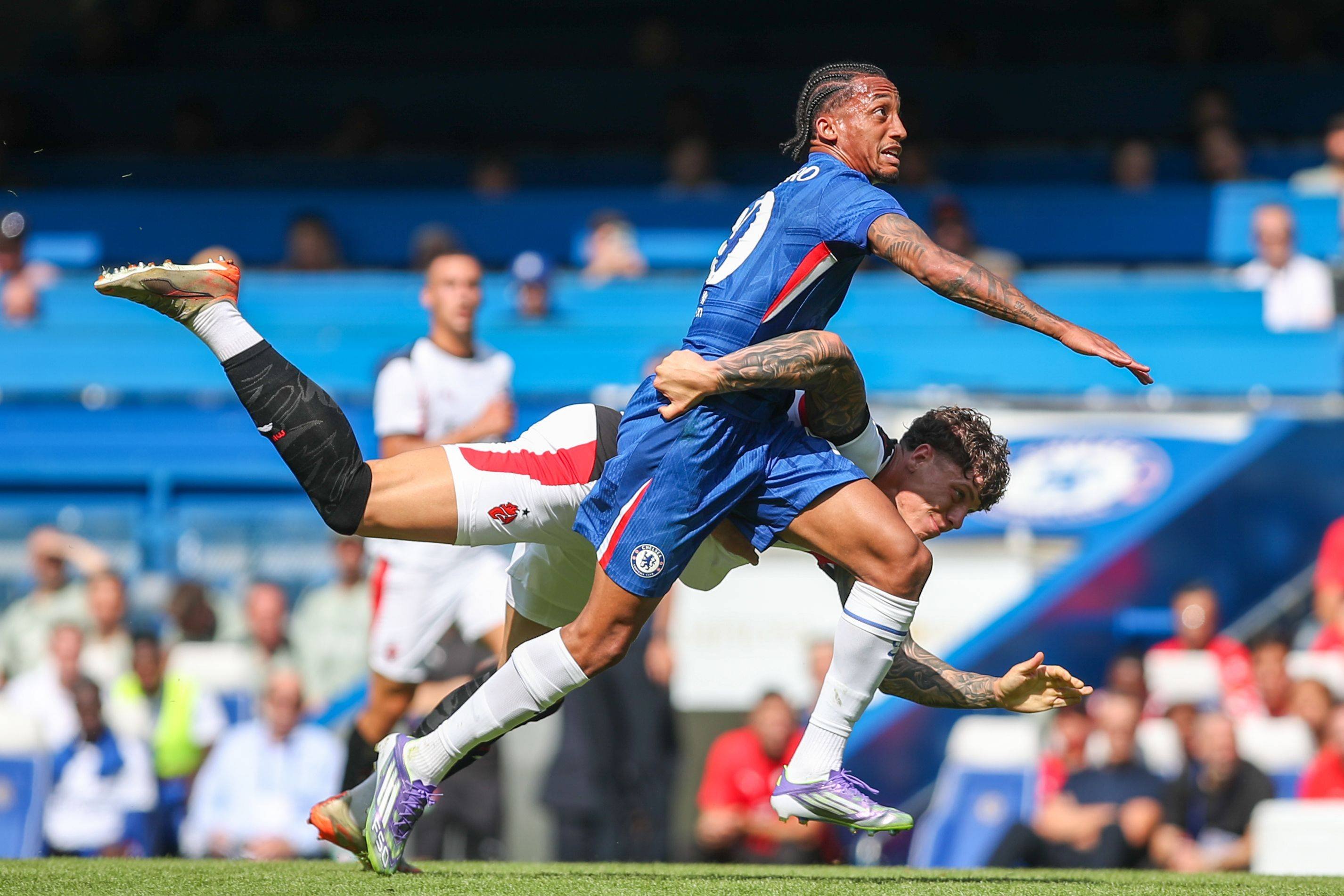 Andrei Coubiș, DEZASTRU acum &icirc;n Chelsea - AC Milan! Autogol &icirc;n minutul 5, cartonaș roșu &icirc;n minutul 18
