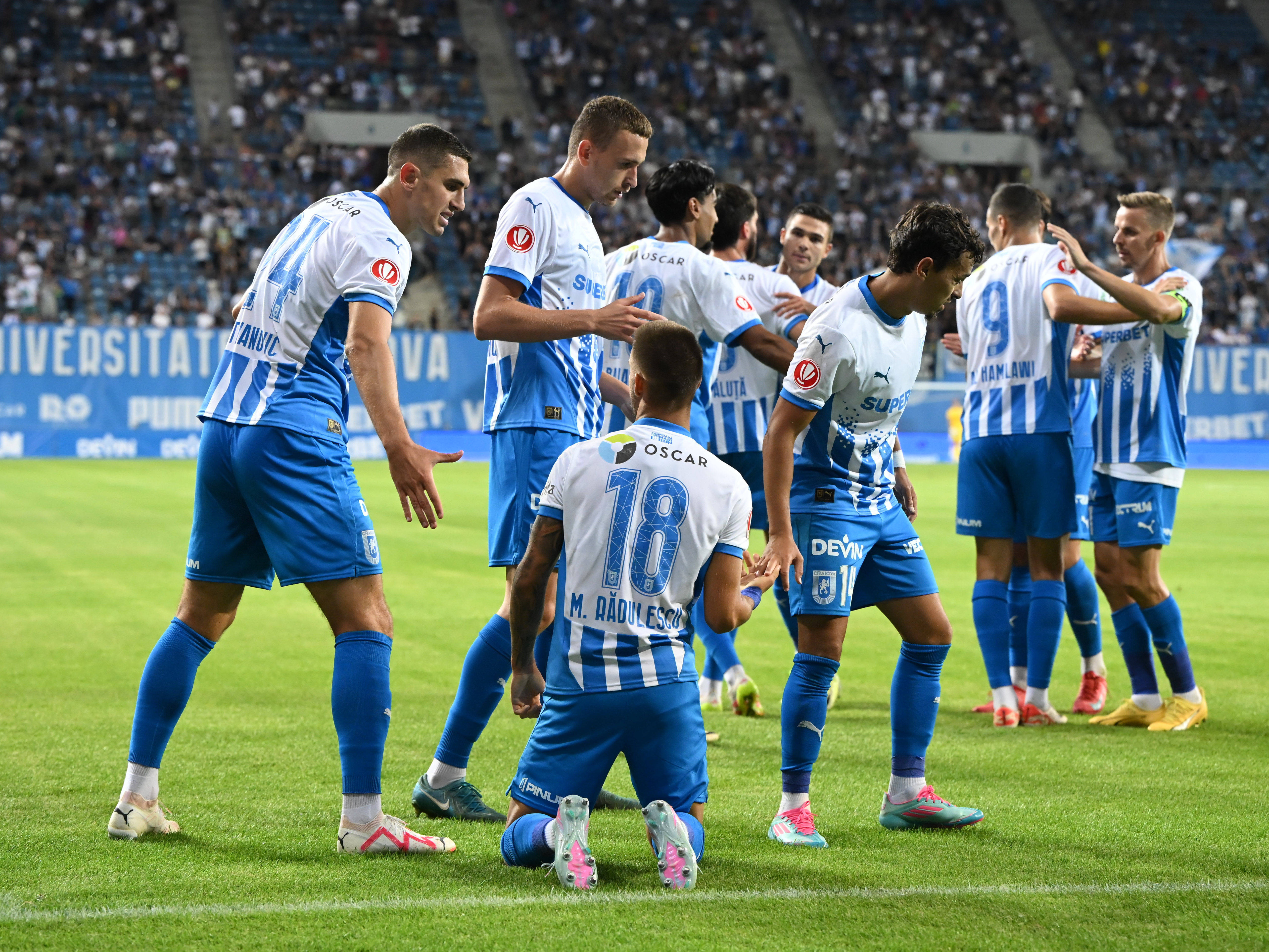 Universitatea Craiova &ndash; FC Hermannstadt 1-0 după un GOL COLOSAL și o decizie aparent de ne&icirc;nțeles &icirc;n prelungiri! Oltenii sunt pe primul loc