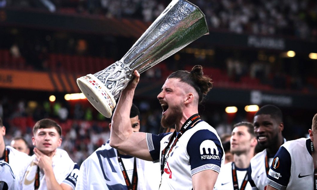 Se vinde Tottenham?! Proprietarii au primit o ofertă pentru clubul londonez și au dat imediat replica. Ce se &icirc;nt&acirc;mplă cu Radu Drăgușin