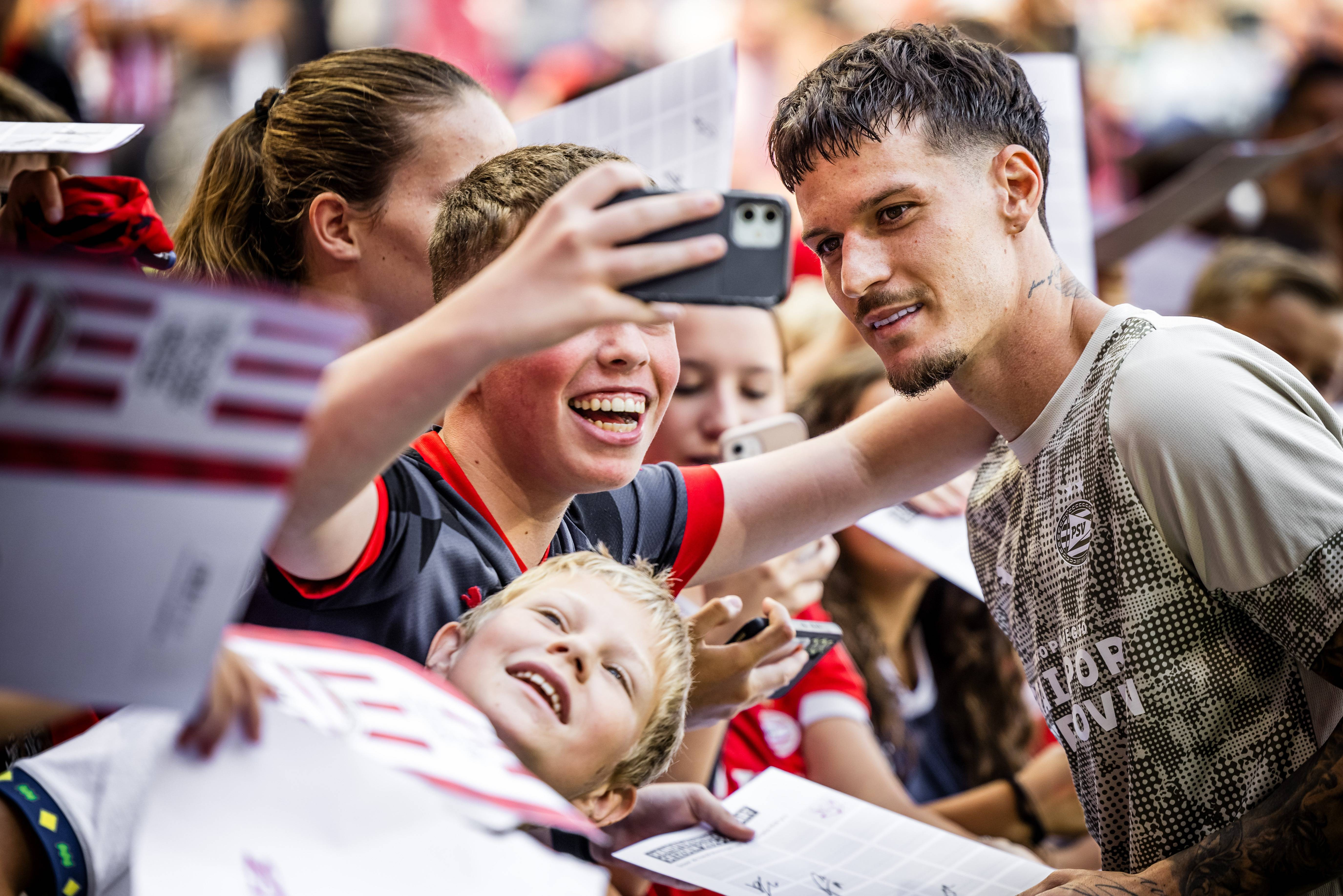 Olandezii au dezvăluit cum a ajuns, de fapt, Dennis Man la PSV: &rdquo;Asta i-a forțat pe cei din Eindhoven să-l aducă&rdquo;