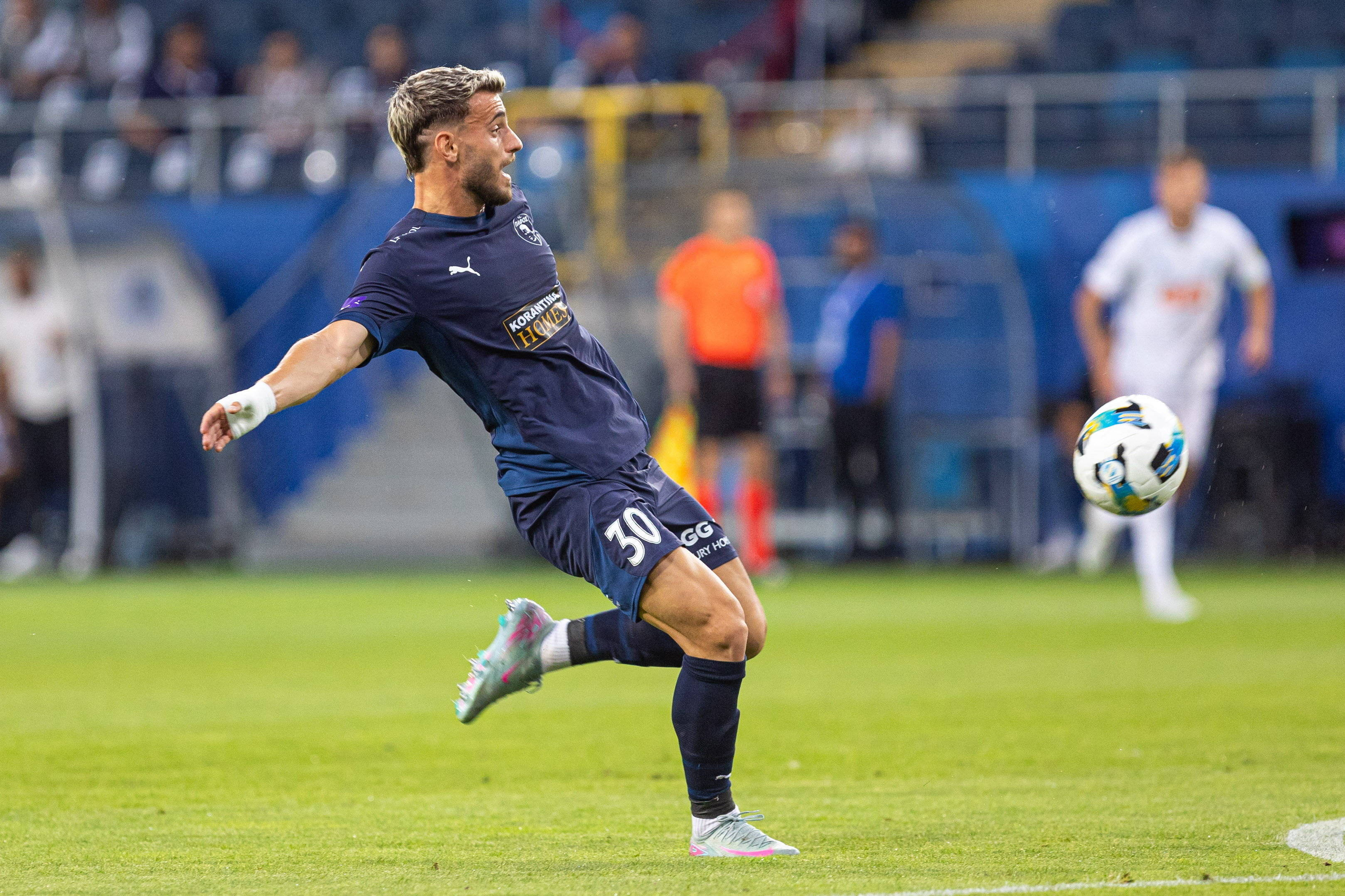 Nu e glumă: Vlad Dragomir joacă acum atacant la Pafos, echipă calificată &icirc;n play-off-ul Champions League!