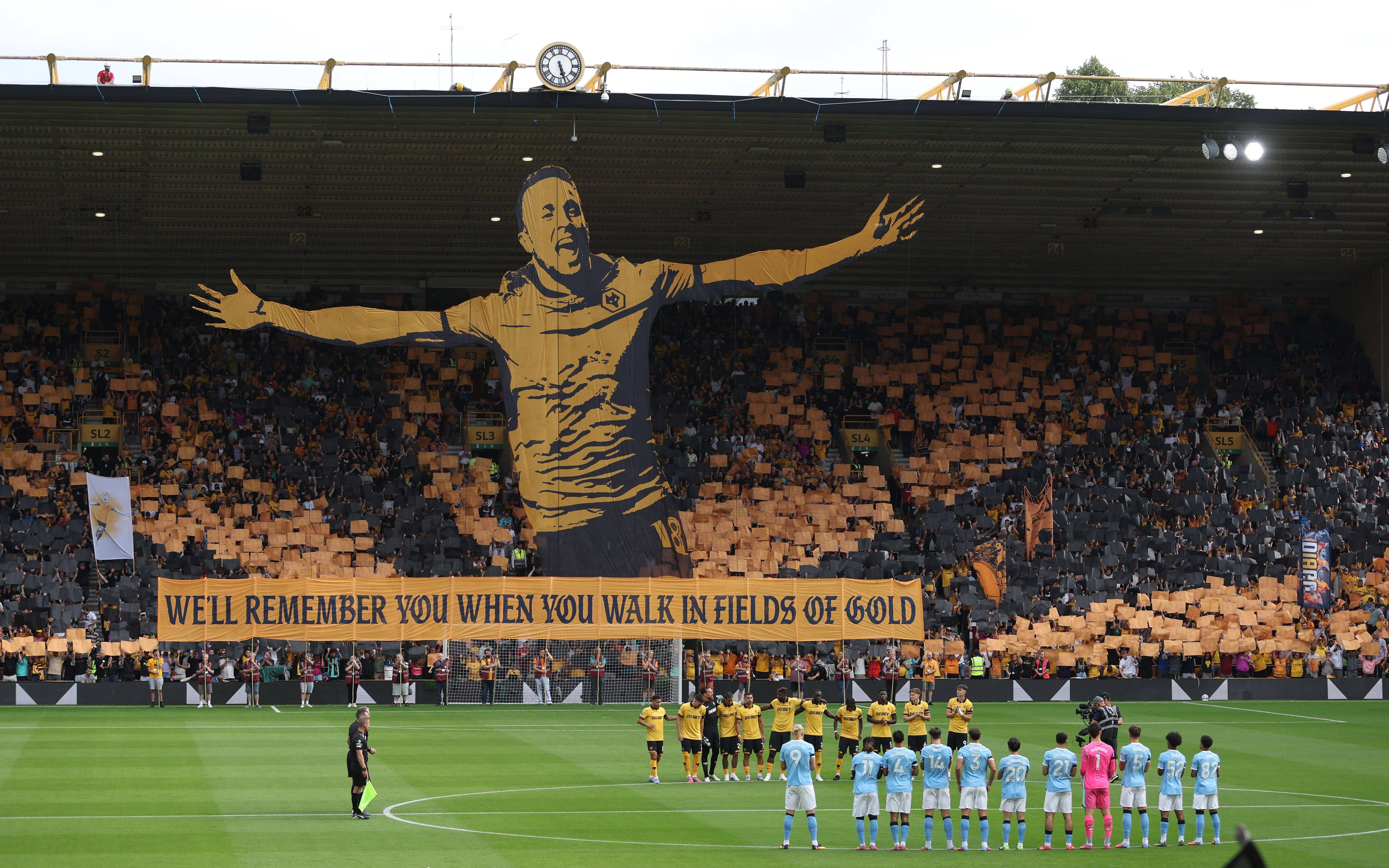 Wolves, coregrafie superbă &icirc;n memoria lui Diogo Jota. Steagul Portugaliei, arborat pe Molineux