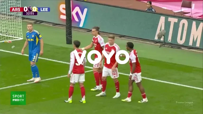 Arsenal înscrie, Eberechi Eze aplaudă. Arsenal - Leeds, VOYO. Gol Timber (min. 34)