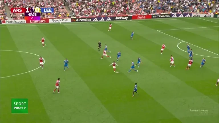 Bukayo Saka înscrie cu un șut cu dreptul, din unghi. Arsenal - Leeds, VOYO (min. 45+1)