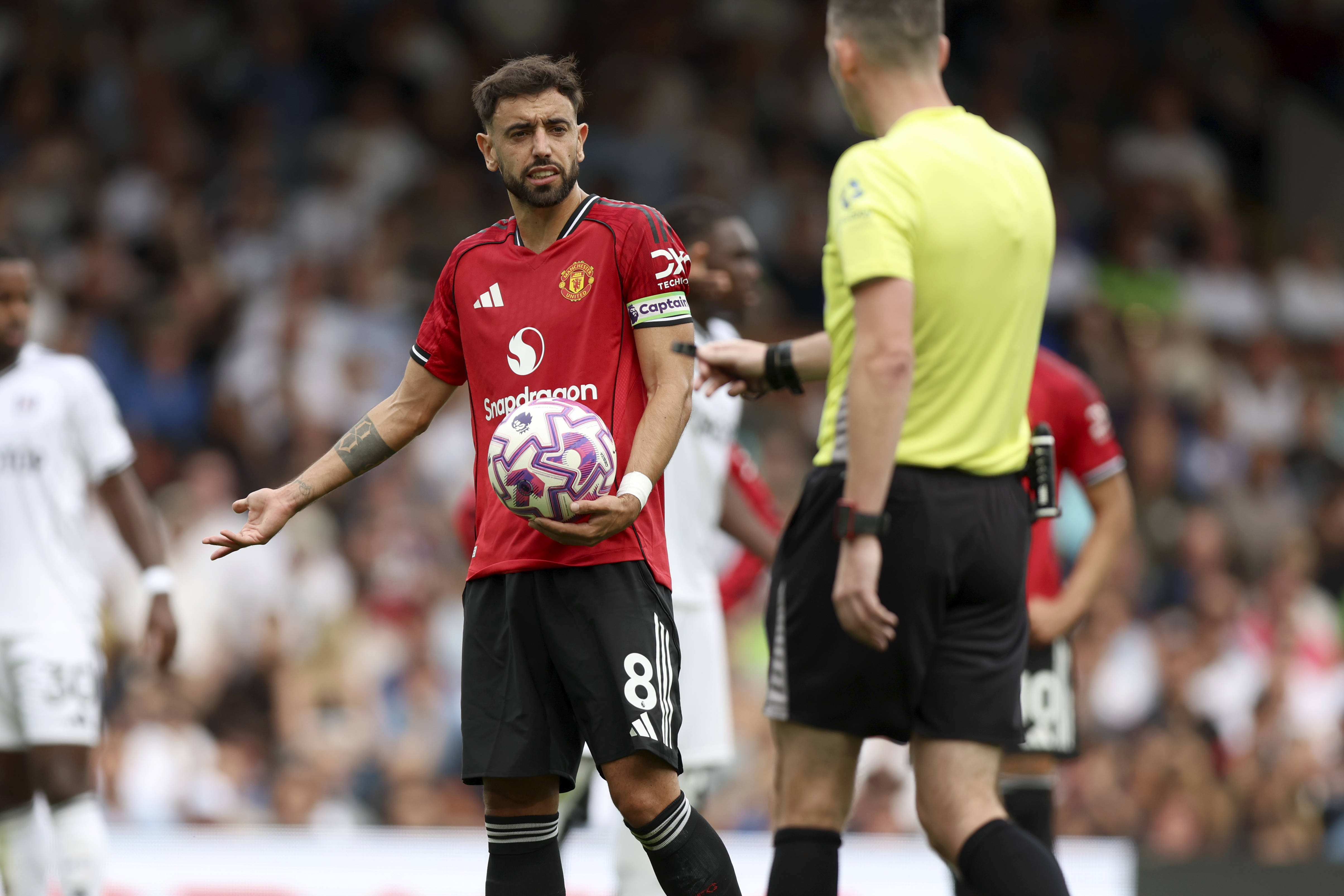 Scandal după Fulham - Manchester United. Arbitrul e acuzat că l-a &icirc;ncurcat pe Bruno Fernandes &icirc;nainte penalty-ul ratat: L-a tulburat