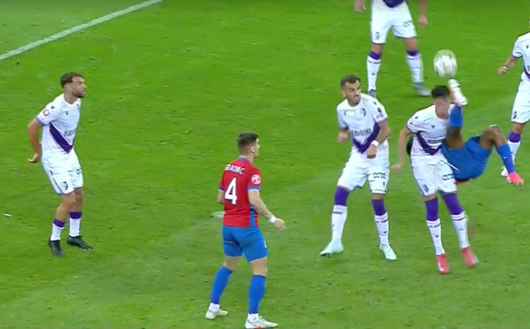 Controverse la FCSB &ndash; FC Argeș! Și-a amețit adversarul cu un picior &icirc;n cap, dar a scăpat de &rdquo;roșu&rdquo;