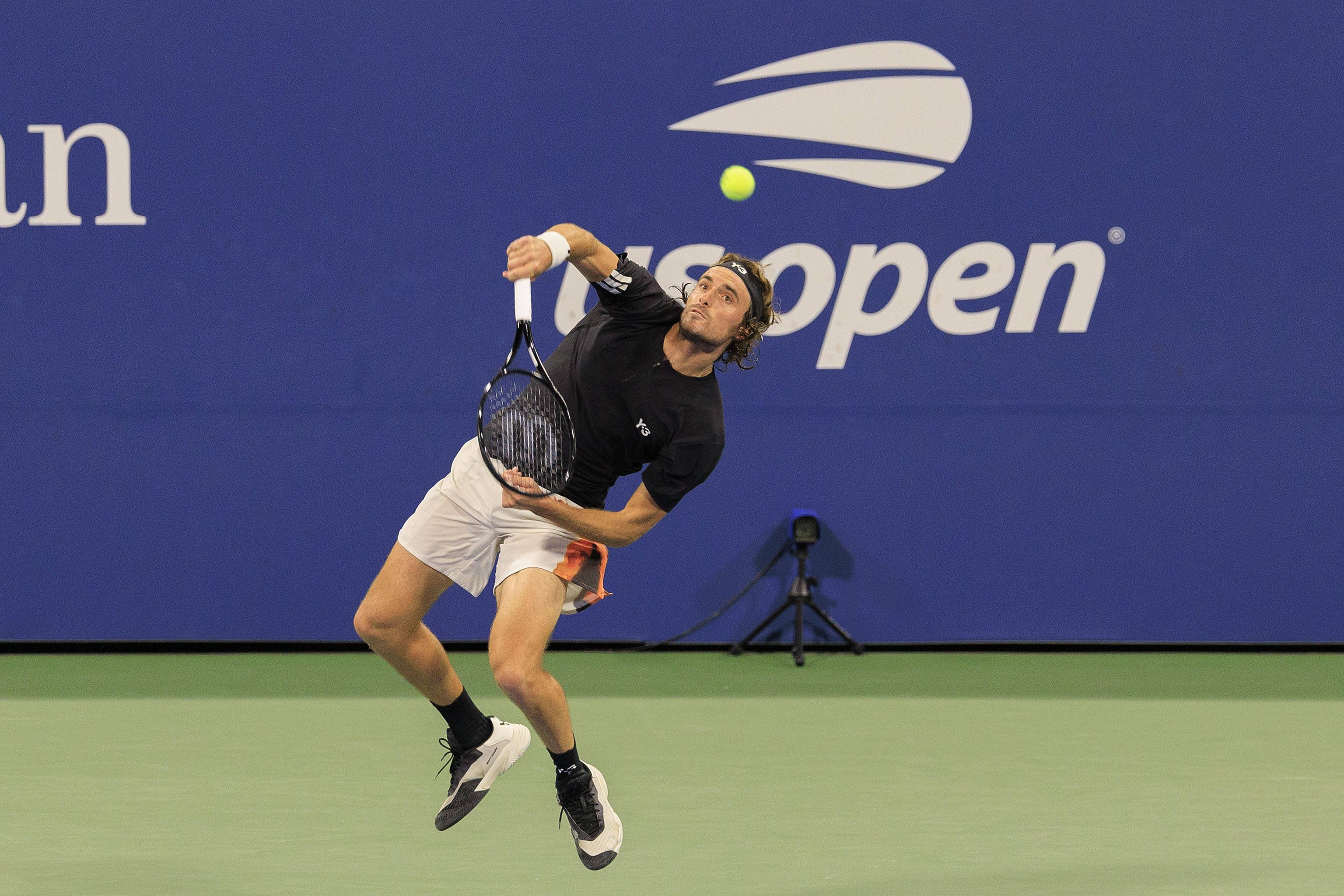 &bdquo;Dacă te lovesc, să știi de ce&rdquo; Tsitsipas, cum nu a mai fost văzut p&acirc;nă acum pe teren. Grecul &icirc;ncheie un an groaznic &icirc;n tenis