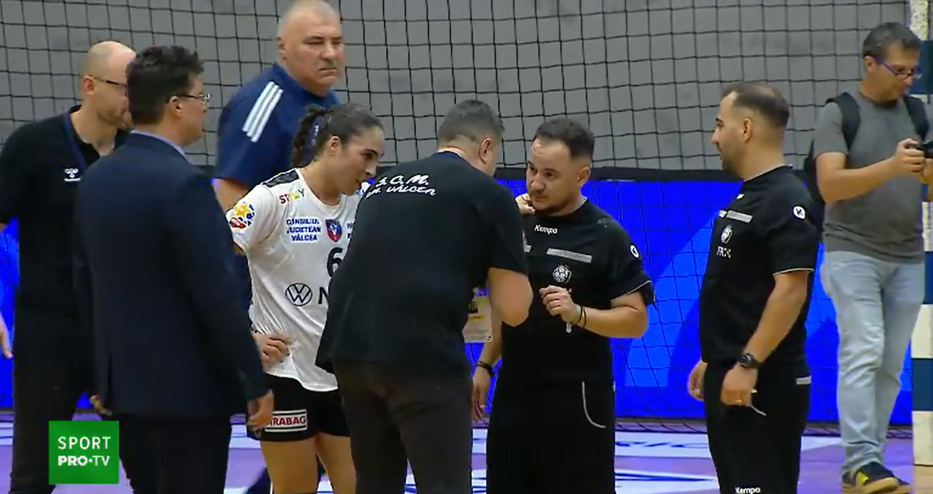 S-au &icirc;ncins spiritele la finalul meciului Brăila - V&acirc;lcea! Florentin Pera, paralizat de furie, s-a dus glonț spre arbitri. Ce a urmat