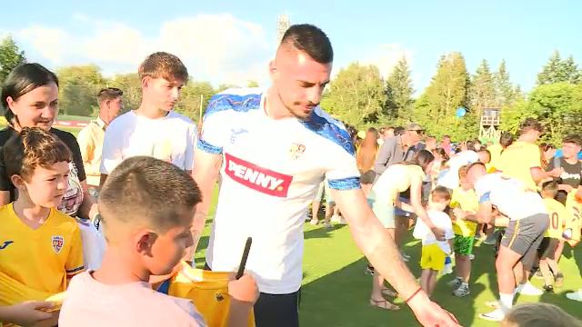 Baie de mulțime pentru tricolori ! Copiii au luat cu asalt cantonamentul naționalei &icirc;nainte de meciurile cu Canada și Cipru